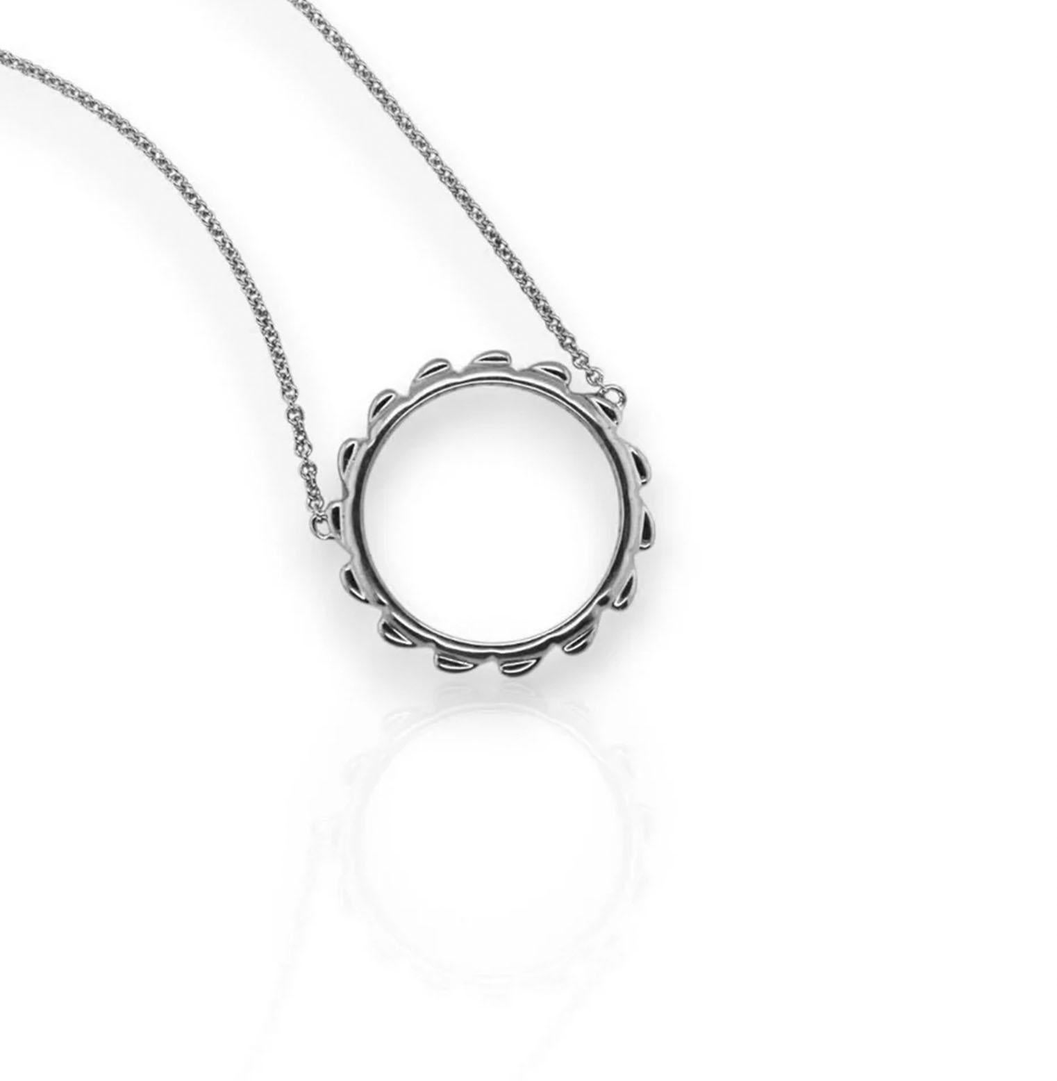 Méticuleusement fabriquées, avec notre filigrane signature, ces créatures donneront à votre look un avantage inégalable.

Or d'origine éthique
Collier de 40 cm 
Disponible en or blanc, jaune et rose 18ct
Filigrane complexe en peau de crocodile

Ce