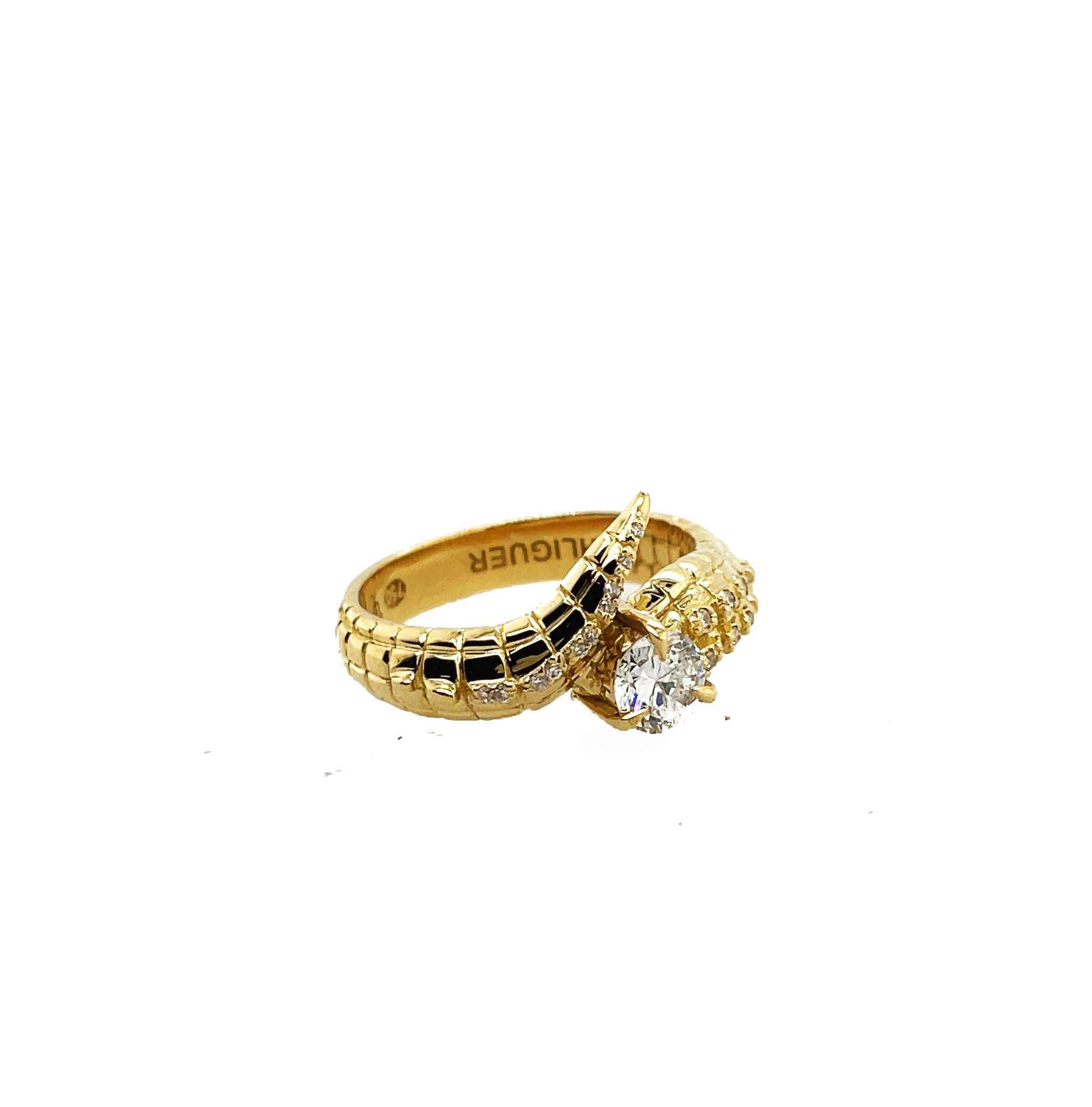 Women's or Men's Croc tail diamond ring in 18ct yellow gold For Sale
