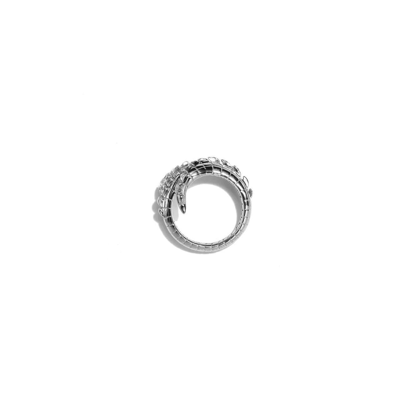 Symbole de la force éternelle, le crocodile en or jaune s'encercle gracieusement. Une légère torsion de la queue crée un effet séduisant  l'affichage du filigrane complexe en dessous. Fabriqué en or 18ct, ce pendentif est l'ultime déclaration d'une