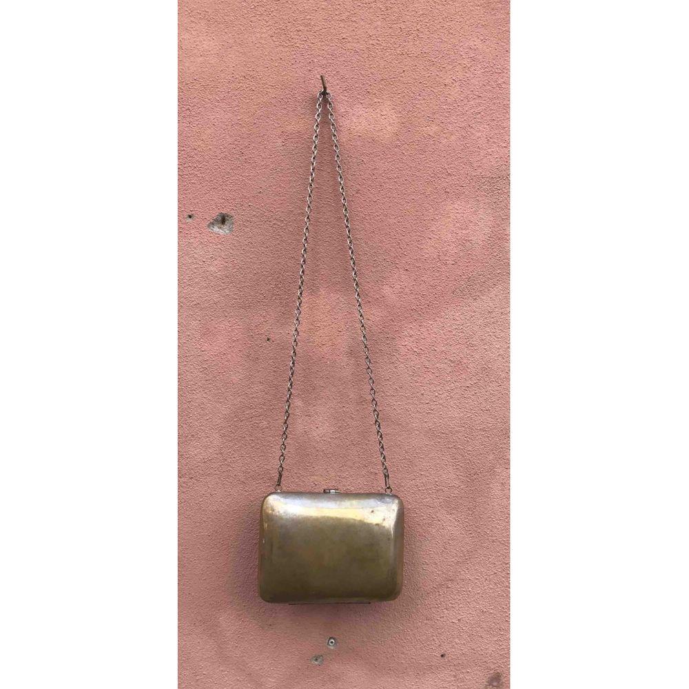 Crochet Crossbody Brass-Colored Metal Bag 

Brass-colored metal bag with a beautiful metal butterfly applied. Bought in a Vintage store in Nice. Width 17 cm, height 13 cm and handle 43 cm It is equipped with a shoulder strap and a closure with a