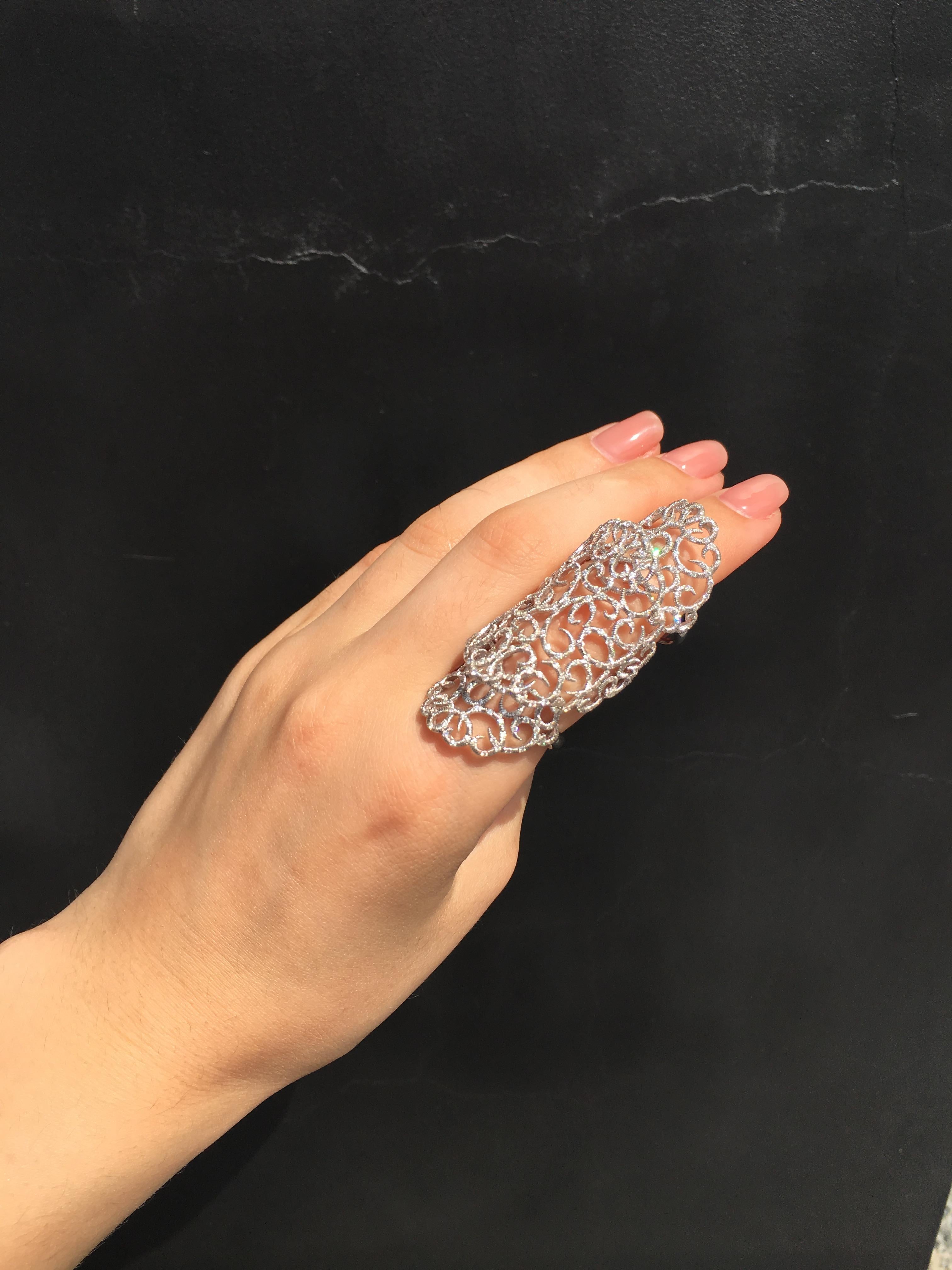 Taglio cuscino antico Anello con diamante bianco in oro 18 carati Crochet Fine Jewelry in vendita