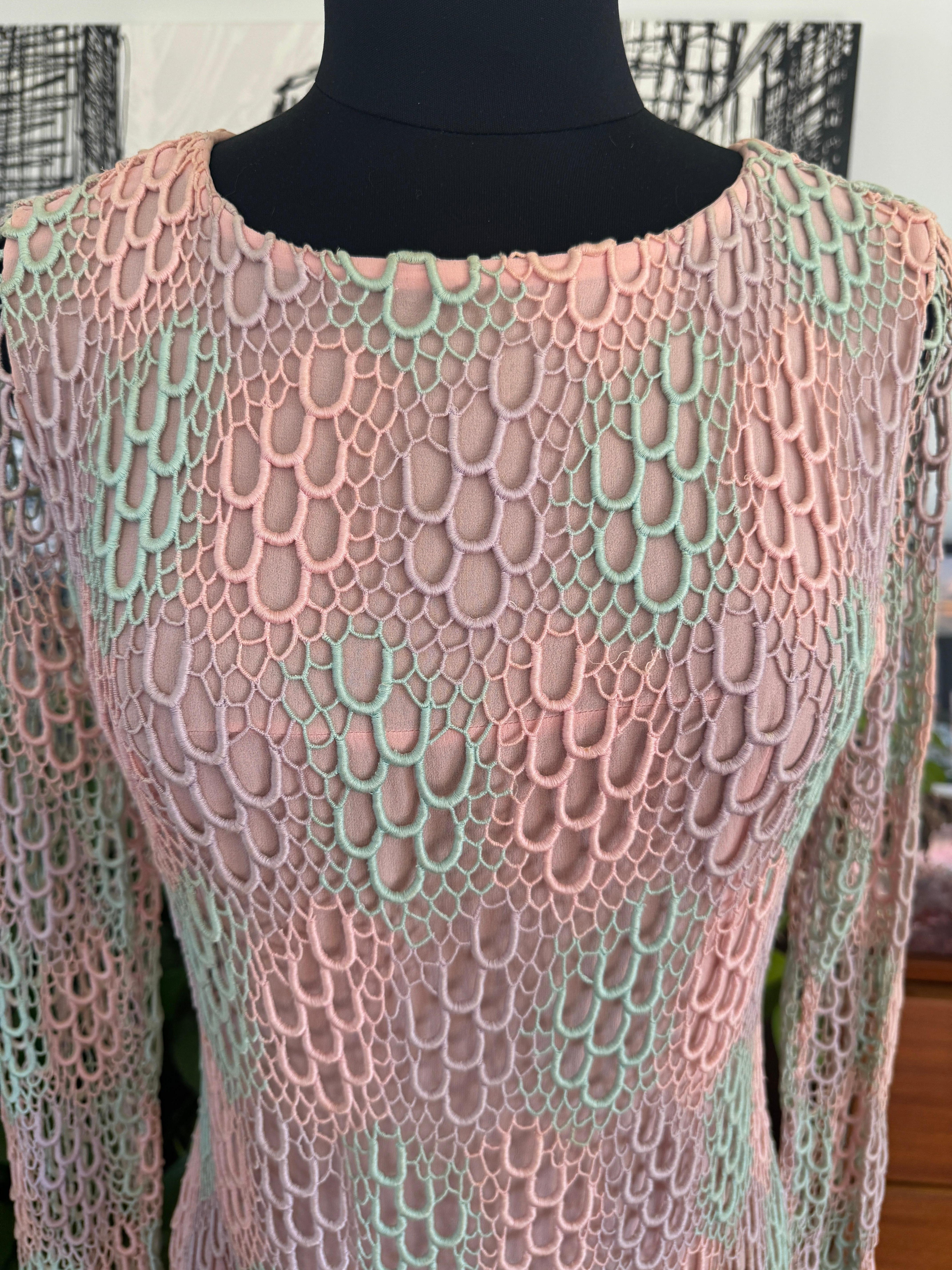 Maxi Vestido de Ganchillo Arco Iris Pastel Vintage Años 70 en venta 6