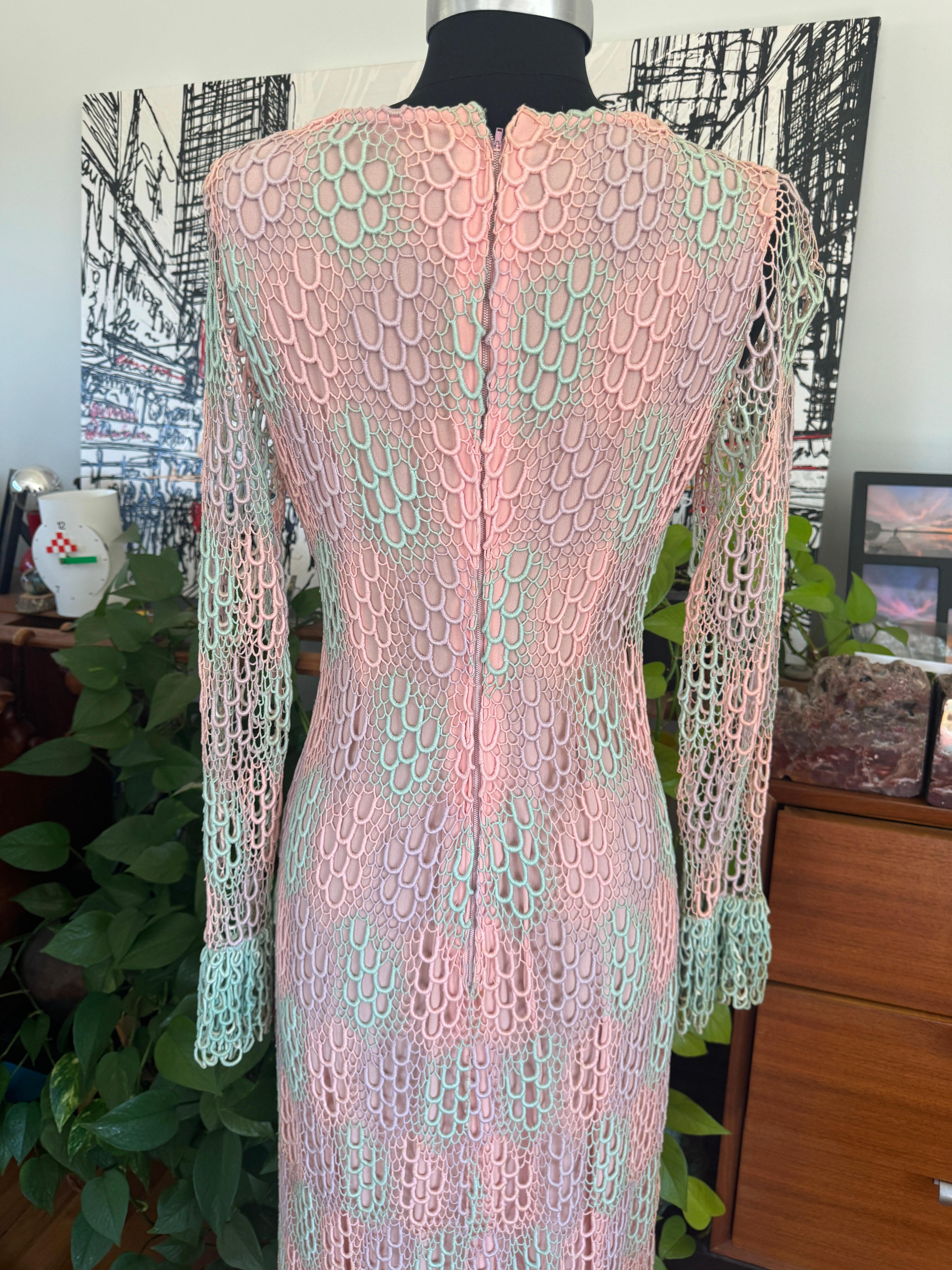 Maxi Vestido de Ganchillo Arco Iris Pastel Vintage Años 70 en venta 7