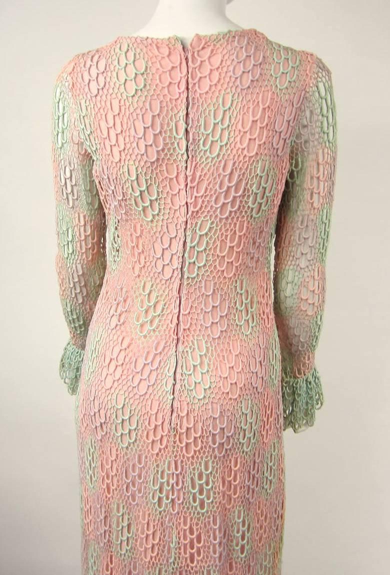 Maxi Vestido de Ganchillo Arco Iris Pastel Vintage Años 70 en venta 1