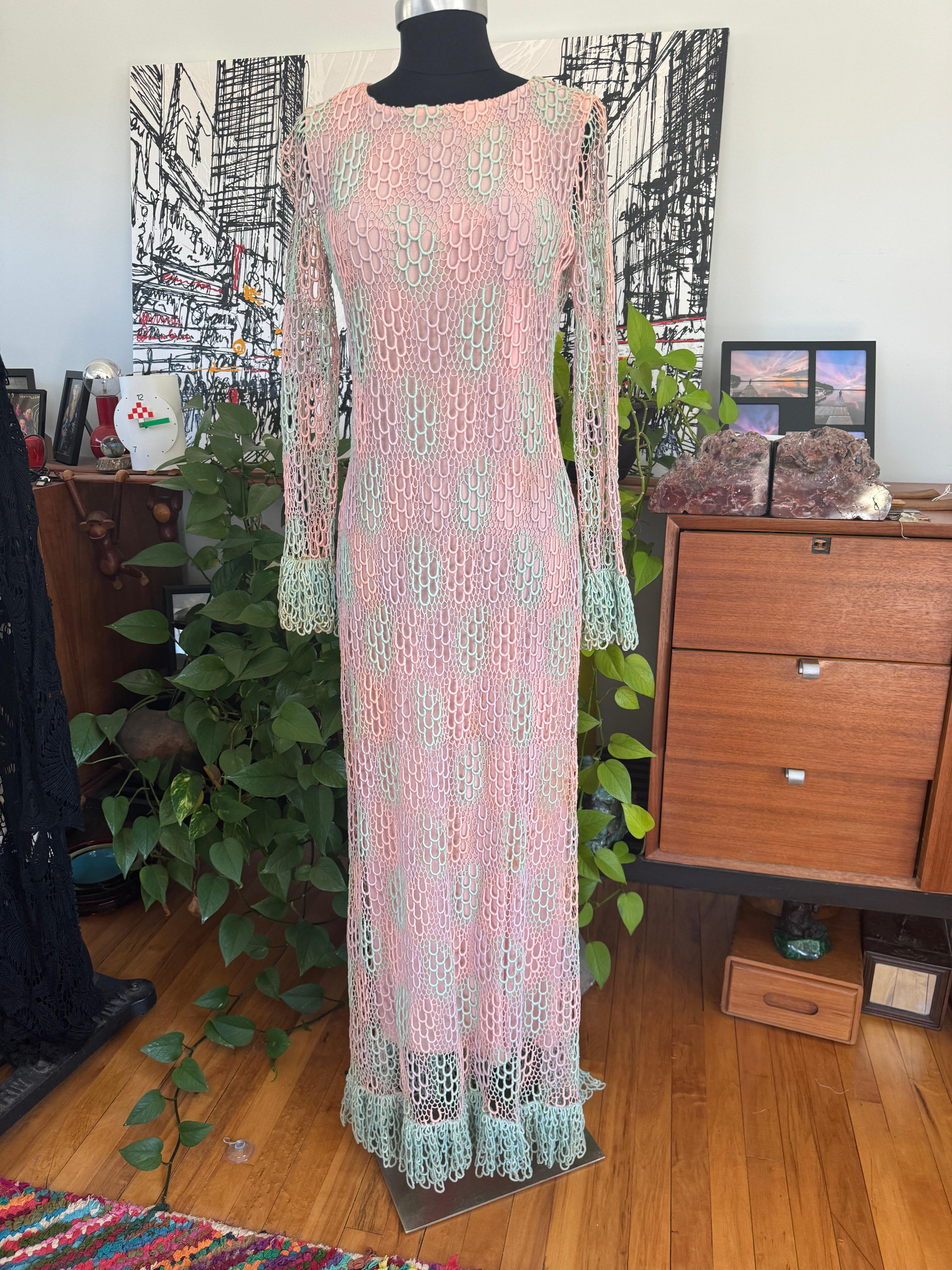 Maxi Vestido de Ganchillo Arco Iris Pastel Vintage Años 70 en venta 3