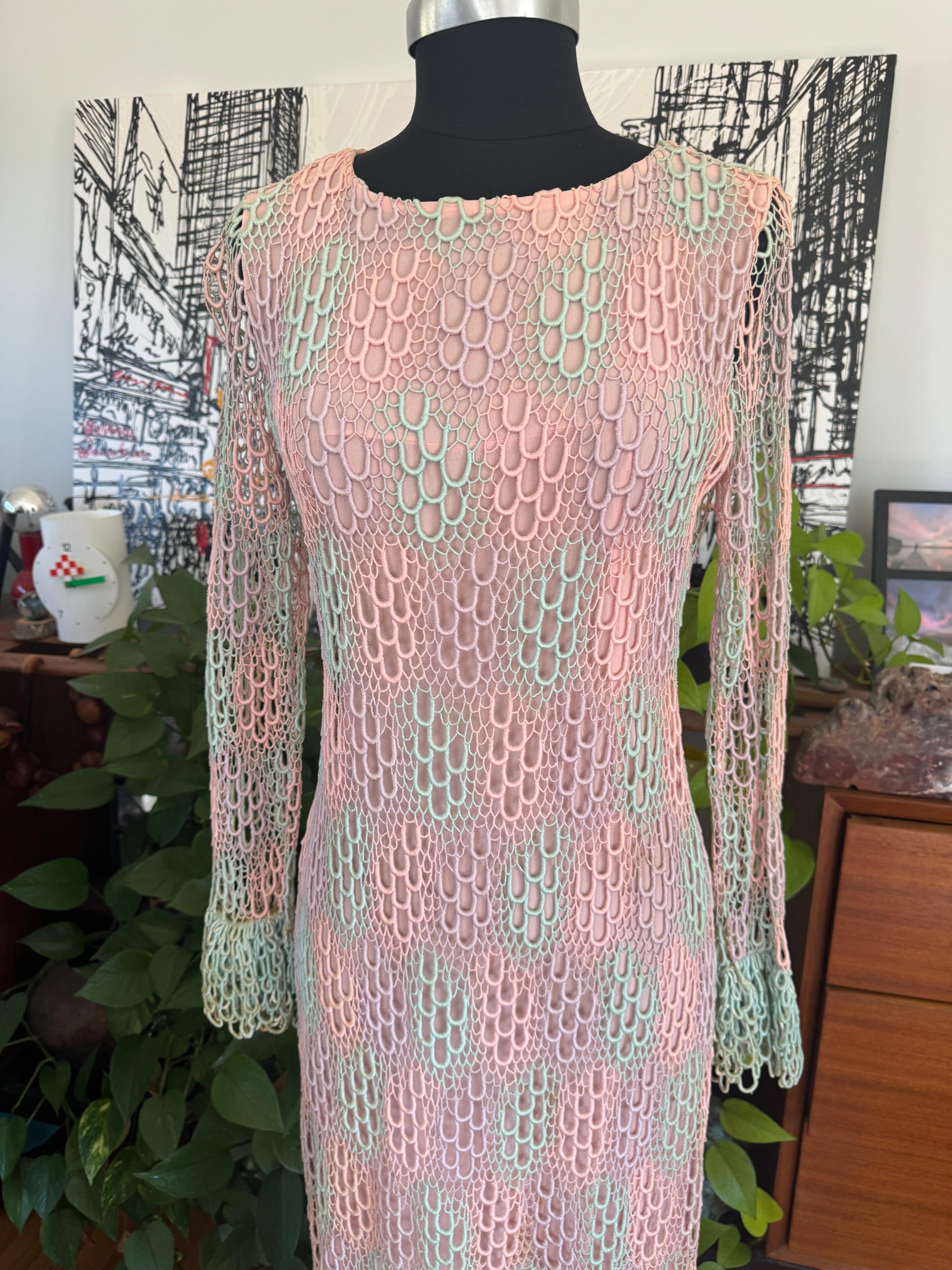 Maxi Vestido de Ganchillo Arco Iris Pastel Vintage Años 70 en venta 4