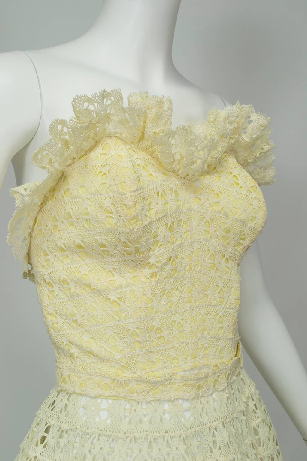 Yellow Crochet 2-Piece Sun Suit w Strapless Bustier and Circle Skirt - M, 1950s In Good Condition For Sale In Tucson, AZ