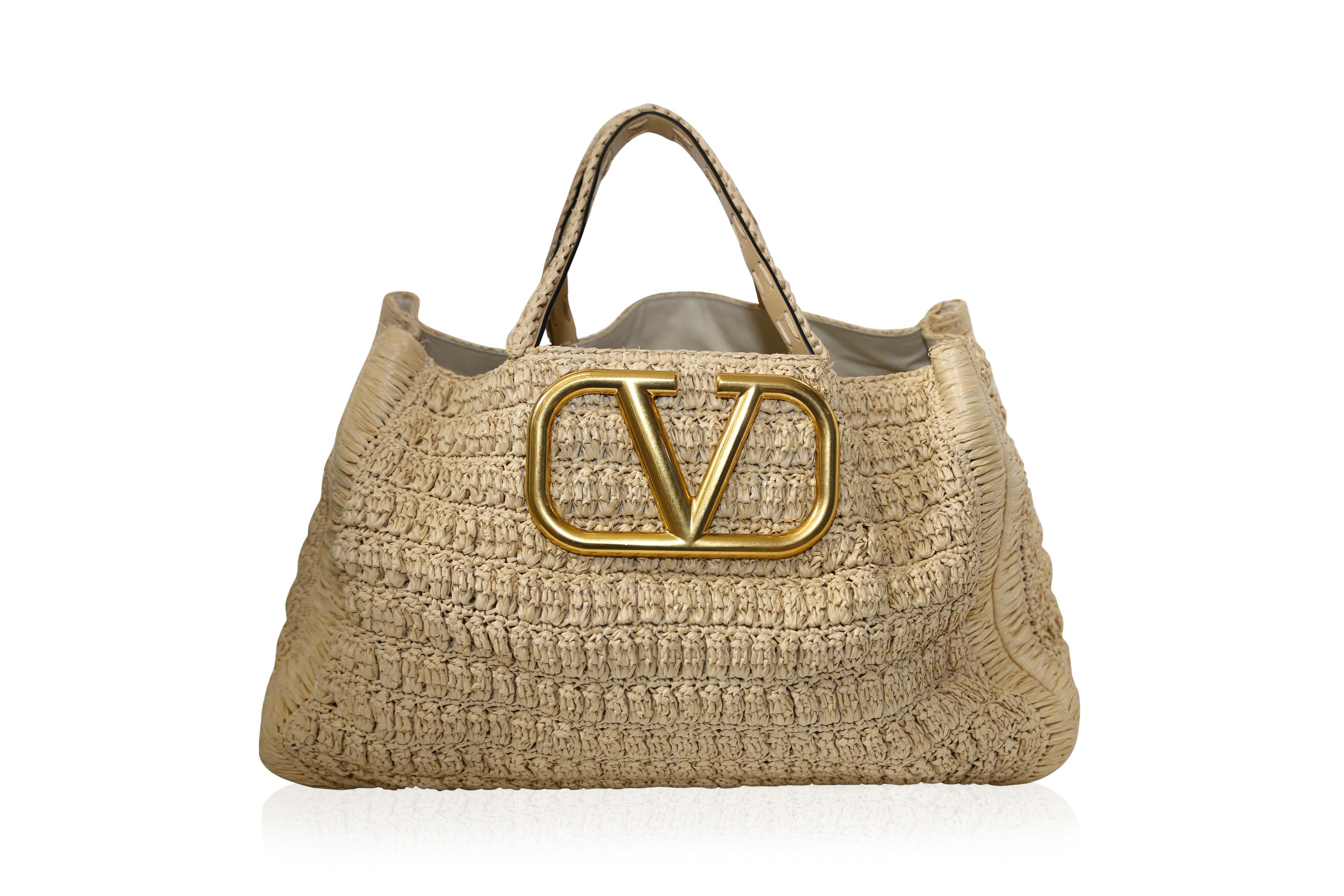 Crafted from naturally woven raffia, this stunning 'In It' bag from Valentino showcases the brand's tasteful aesthetic and meticulous design. Featuring a lovely hue and the brand logo at the front, it also has two top handles and comes with a dust