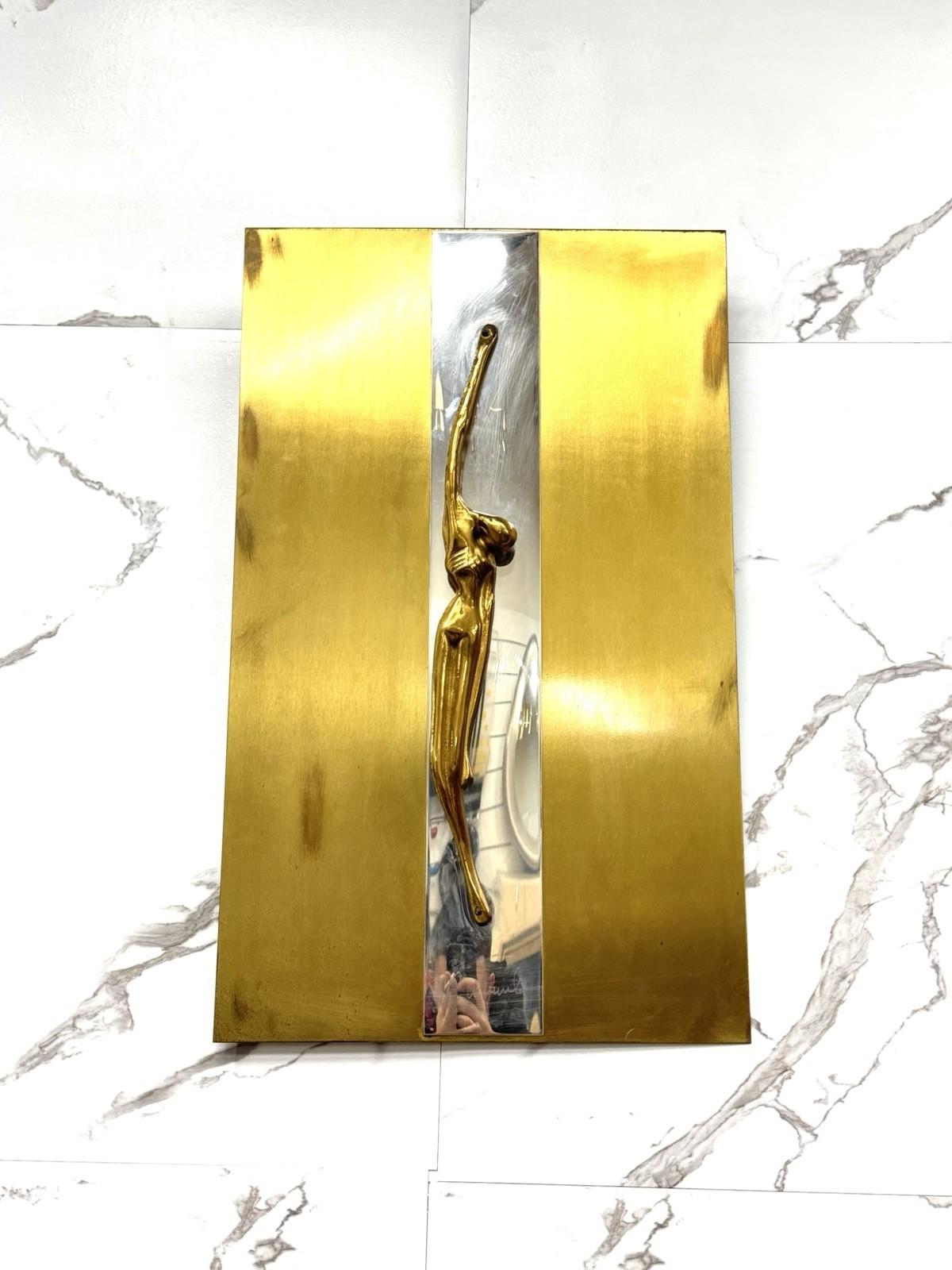 Crocifisso Moderno in Acciaio e Metallo Dorato – Otello Ciullini

Design Anni ’70 – Cristo Stilizzato su Pannello


Crocifisso da parete di grande impatto visivo, realizzato da Otello Ciullini negli anni ’70. Il corpo di Cristo in ottone,