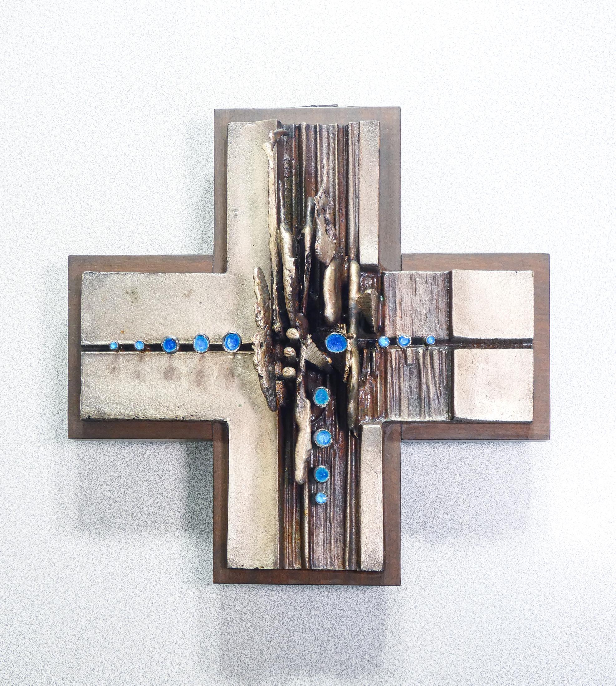 Metal crucifix
and enamels, signed
OF THE FIELD.
Turin, 1960s

ORIGIN
Turin

PERIOD
Anni 60

MARK
The piece is signed
at the back of Del Campo

MATERIALS
Metal, enamel, wood

DIMENSIONS
25.5 x 25.5 x D 9 cm

CONDITIONS
Perfette. Evaluate through the