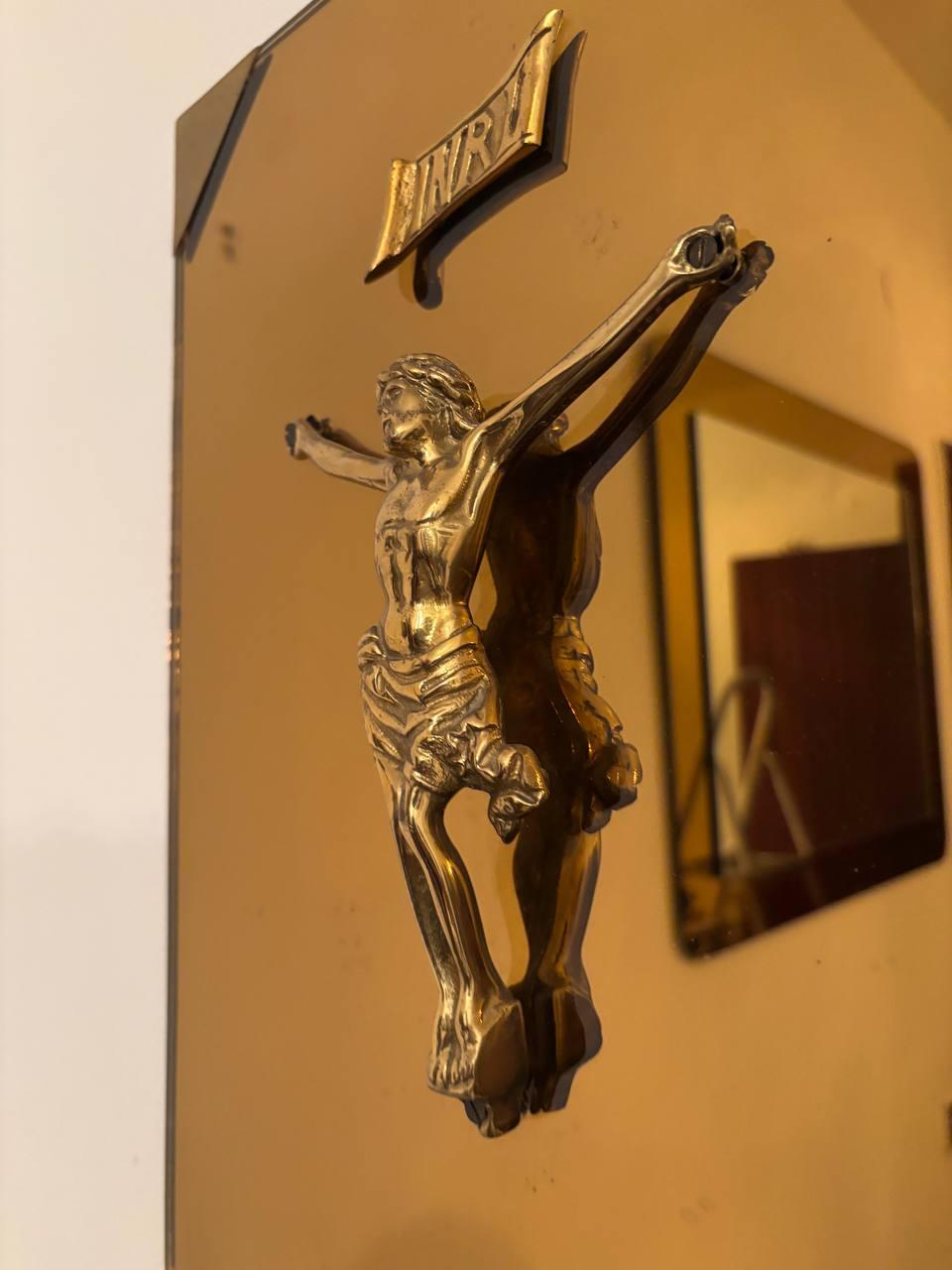 Fait main Crucifix en verre miroité du milieu du siècle par Cristal arte. en vente