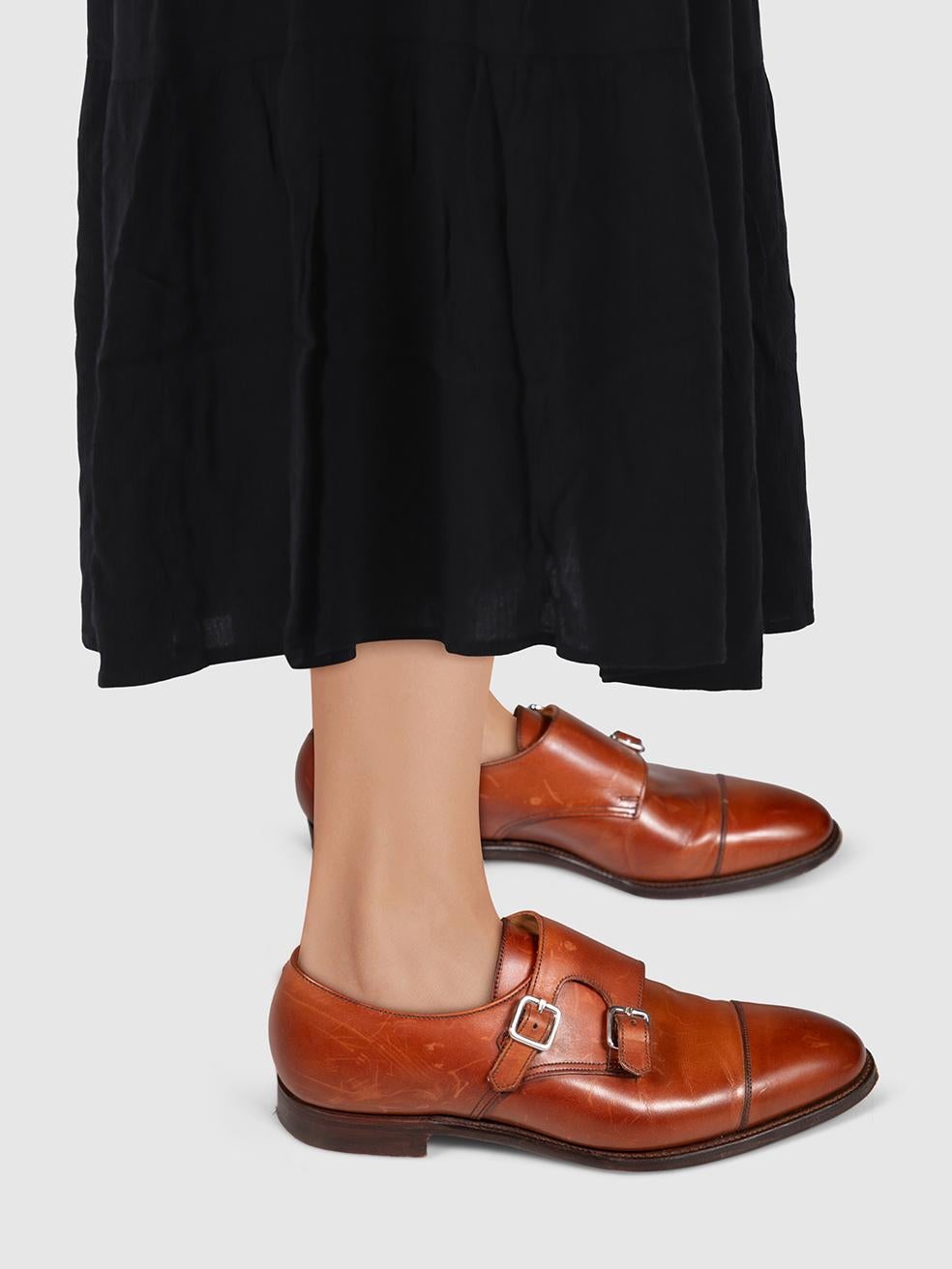 L'ÉTAT est bon. Une usure mineure des chaussures est évidente. Légers signes d'usure à l'extérieur du cuir avec de légères éraflures et des plis généraux à l'avant sur les deux chaussures sur cet article de revente de designer Crockett & Jones