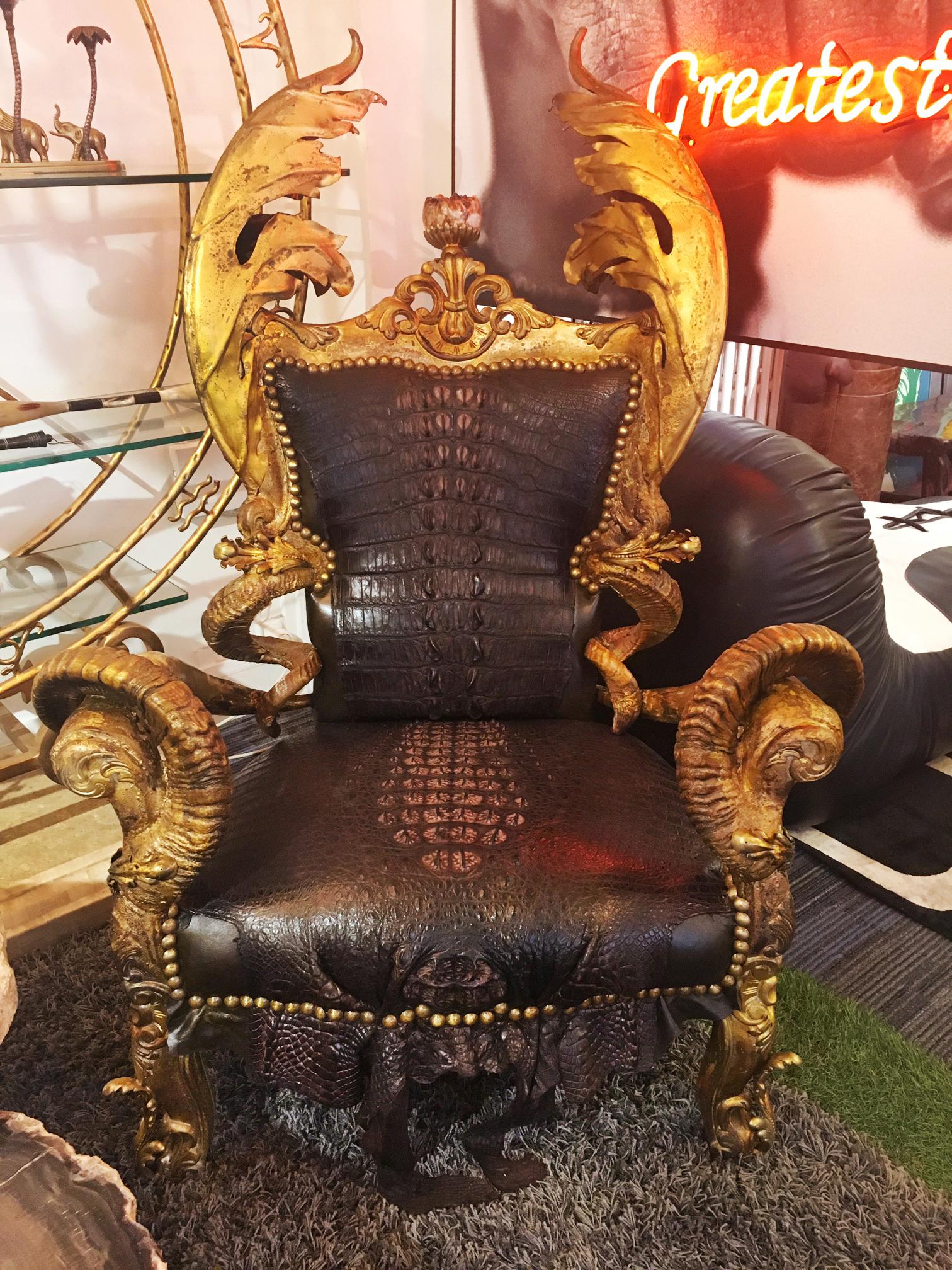 Armchair Croco black and bronze
with structure in solid beech wood.
Upholstered and covered with natural
black tinted alligator skin. With natural
buffalo water horns and natural Aries
horns. Details and finishes in solid bronze.
Exceptional
