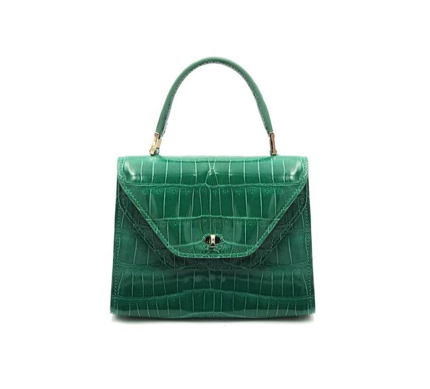Real crocodile or alligator leather Emerald green color Single handle Hand painted sides Double flap closure Internal pockets Pocket under the second flap Removable shoulder strap Cm 18 x 9.5 x 135 (7 x 3.74 x 5.3 inches) Artisanally made in Milan