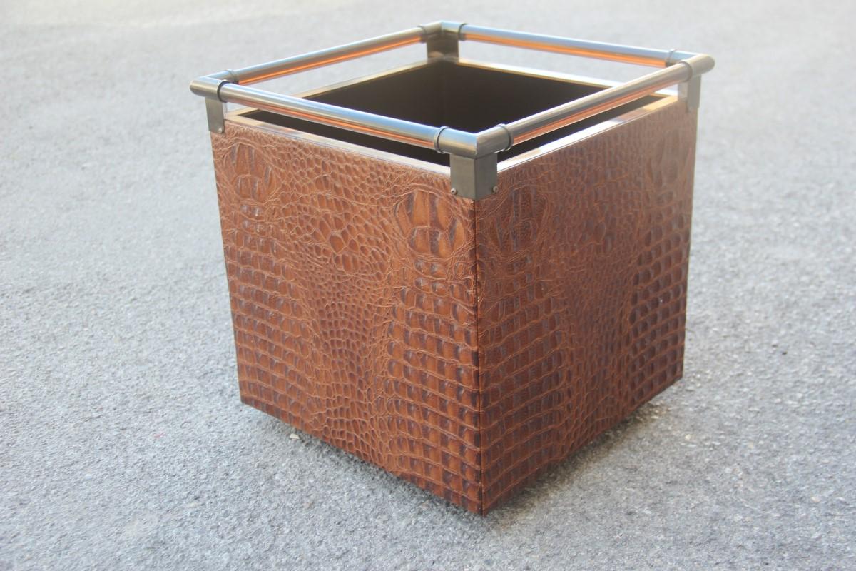 Revistero Cocodrilo Bar Portátil Diseño Italiano Años 70 Latón Lucita Marrón en Bueno estado para la venta en Palermo, Sicily