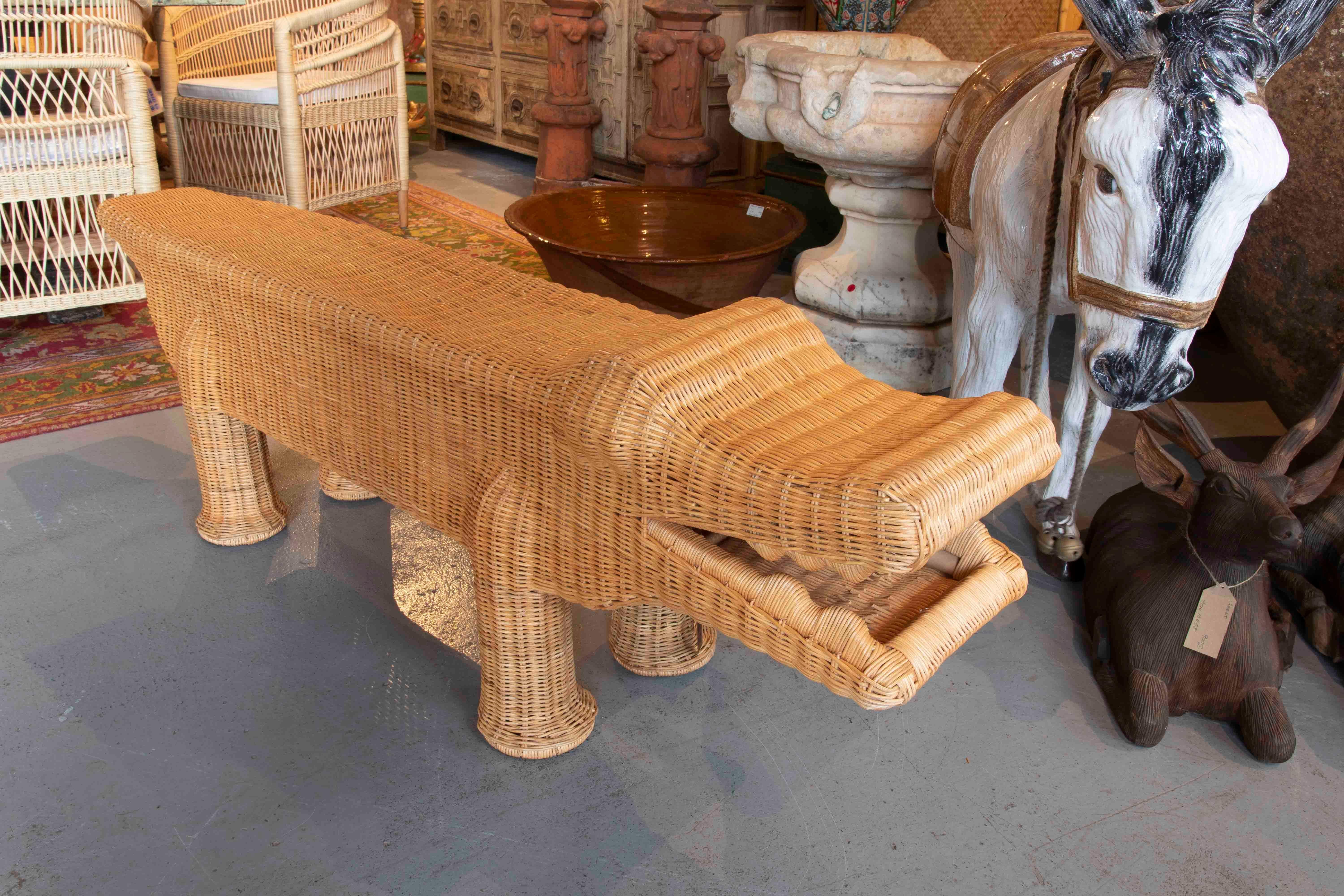 Européen Banc Crocodile en osier avec structure en fer dans les tons bruns en vente