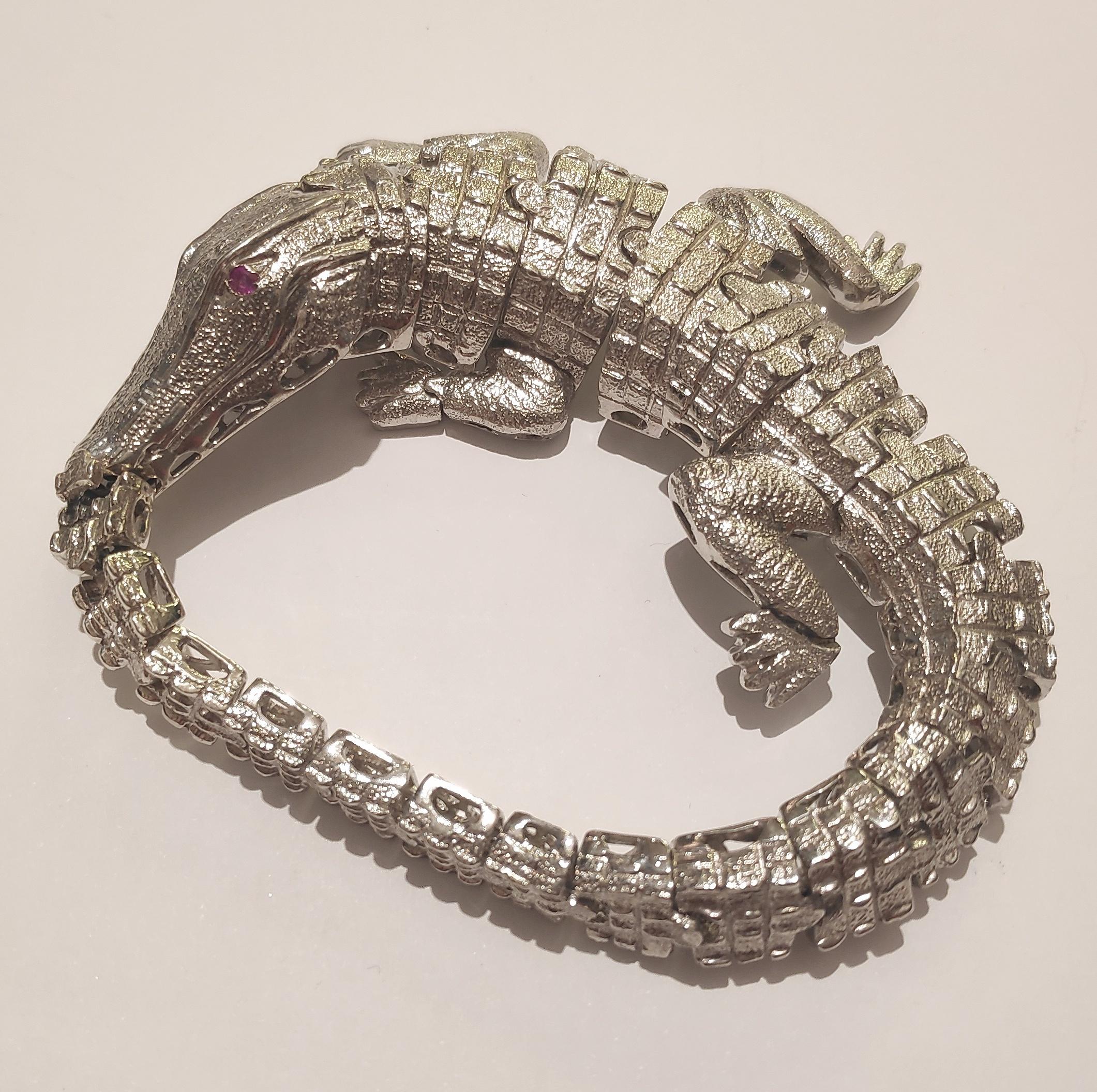 Bracelet crocodile en argent 925 et fermoir en or 18kt , 2 rubis ronds dans l'oeil. fabrication d'orfèvre italien
poids 74gr