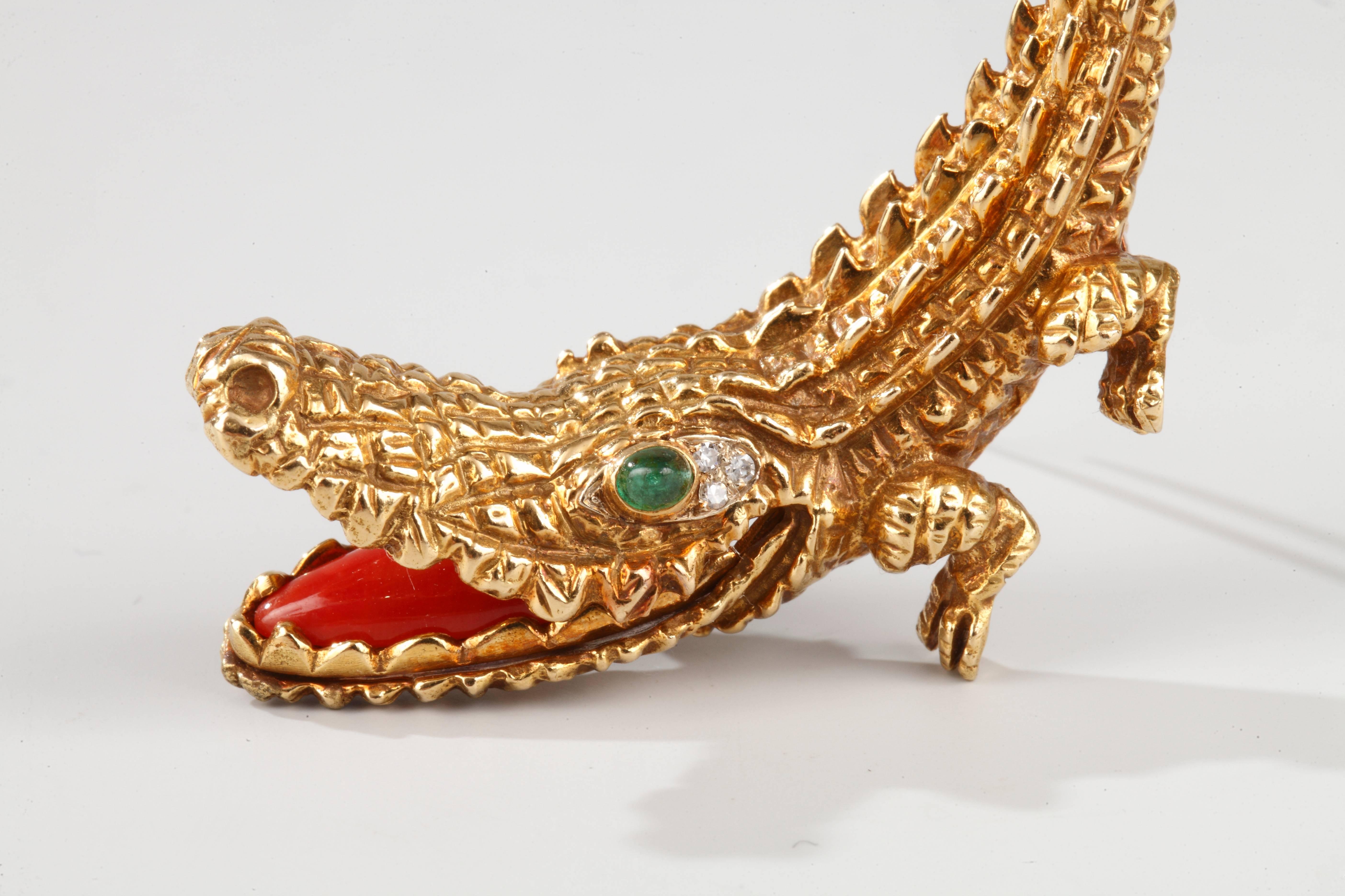 In yellow gold, a realistic crocodile, the mouth in coral, eye in cabochon emerald and brillant cut diamonds.
Signed O.J PERRIN.