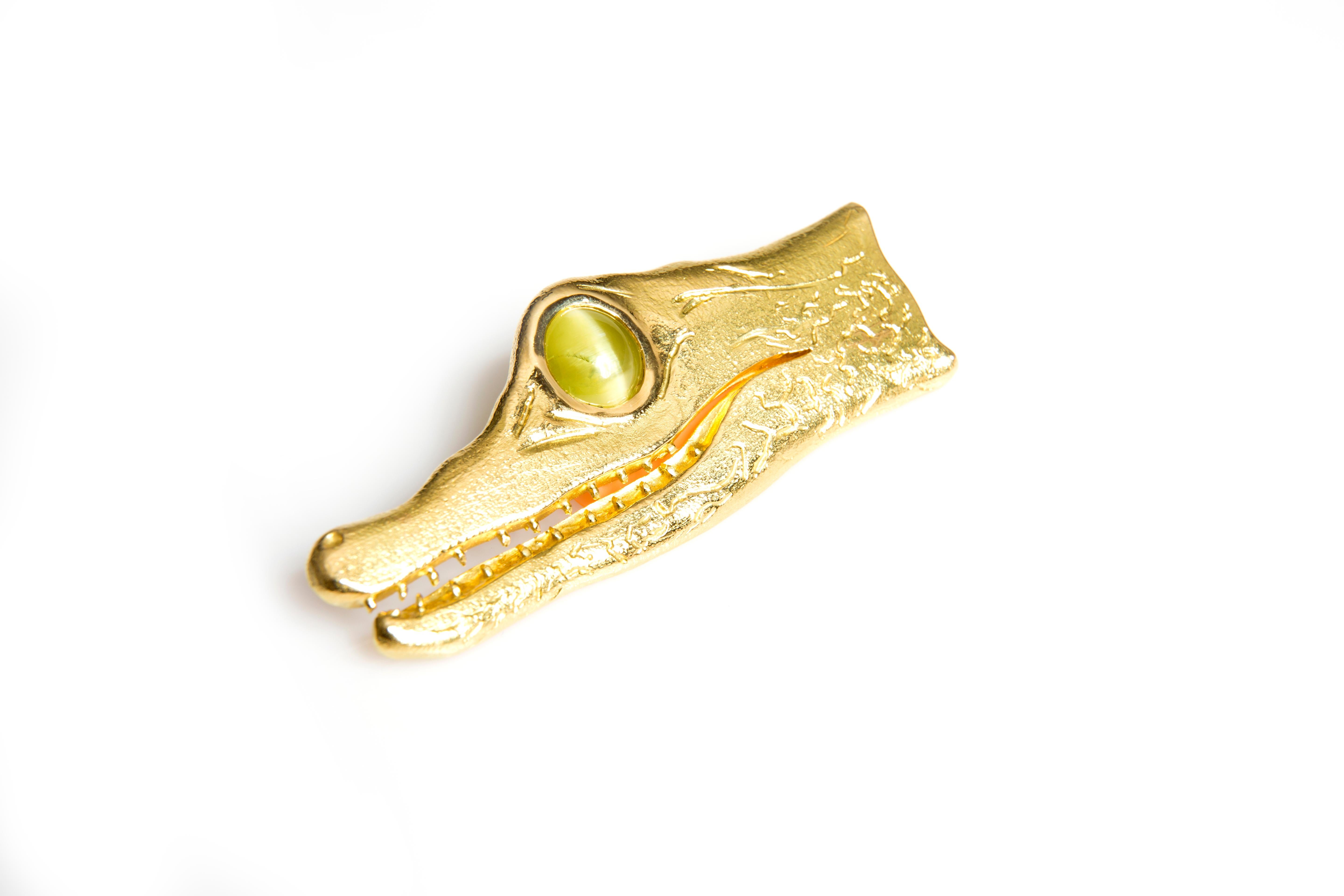 Crocodile Brooch 
Chrysoberyl Cat's Eye 8.30ct 
Yellow Gold 18K