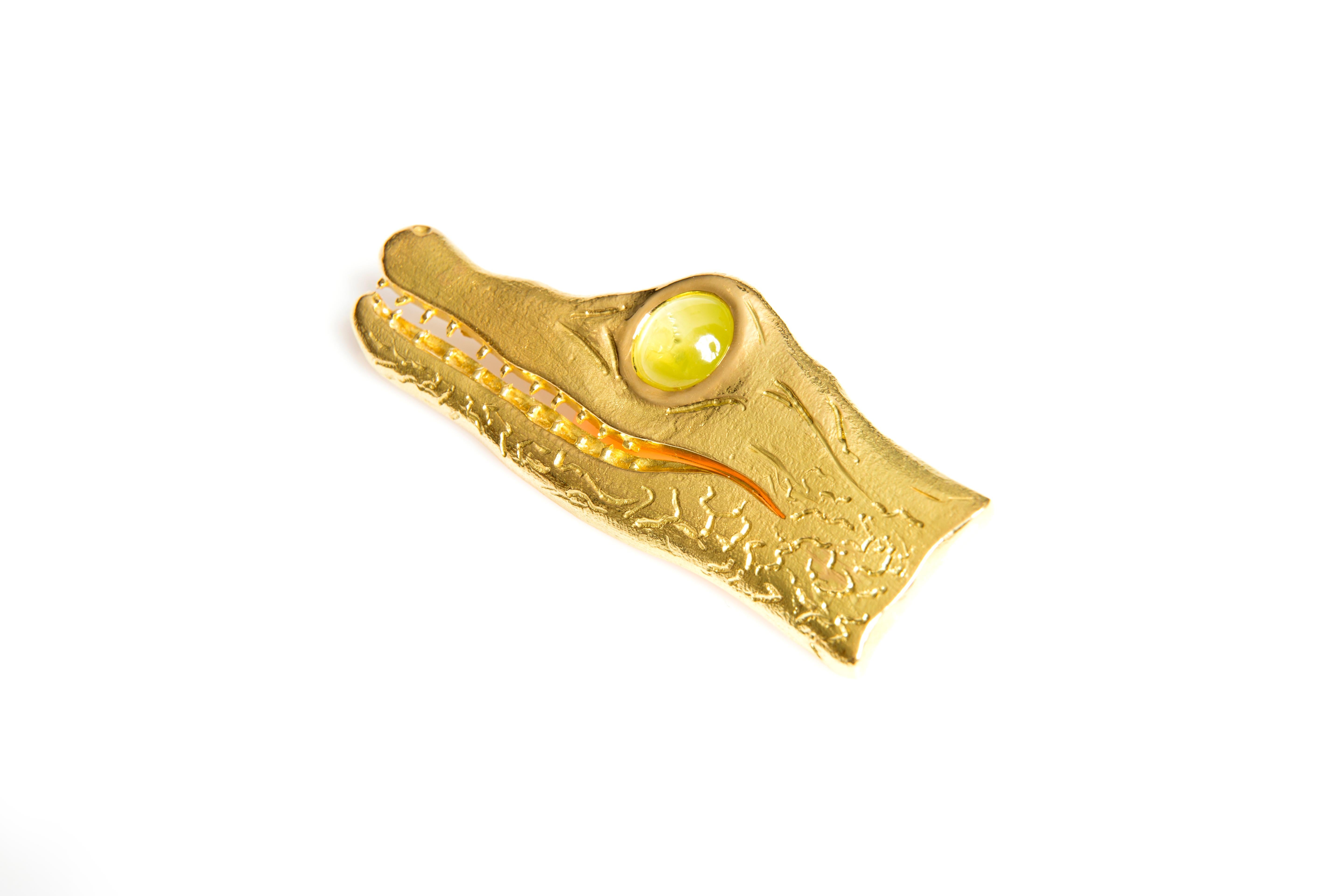 Contemporary Crocodile Brooch with Chrysoberyl Cat's Eye 8.30 Carat in Yellow Gold 18 Karat For Sale