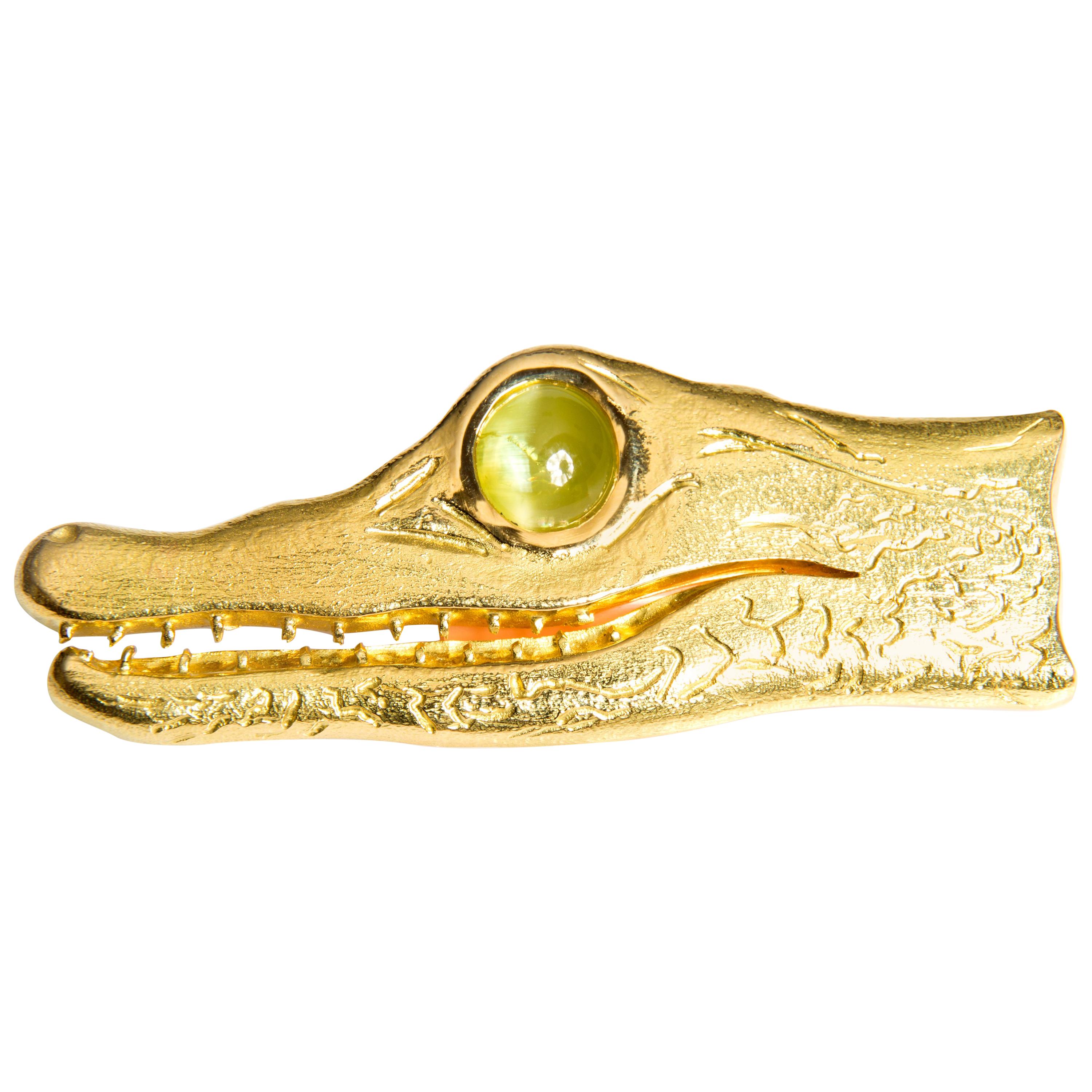 Crocodile Brooch with Chrysoberyl Cat's Eye 8.30 Carat in Yellow Gold 18 Karat For Sale