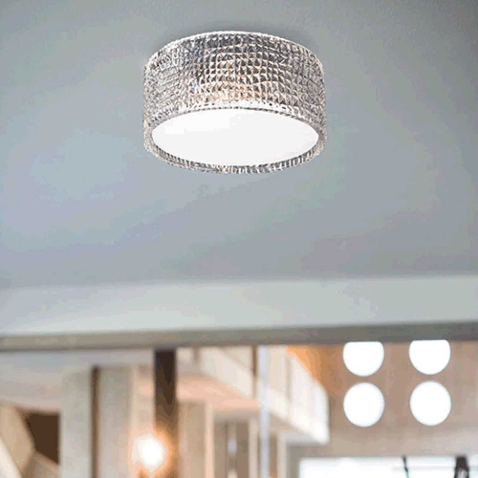 Lampada da soffitto Crocodile CROPLMVC di Mazzega 1946
Dimensioni: D. 43 x H. 18 cm.
Materiali: Telaio: Cromo lucido. 
Diffusore: Cristallo trasparente.
Peso: 005 Kg. 

Le radici di Mazzega1946 affondano a Murano, terra di maestri vetrai che ancora