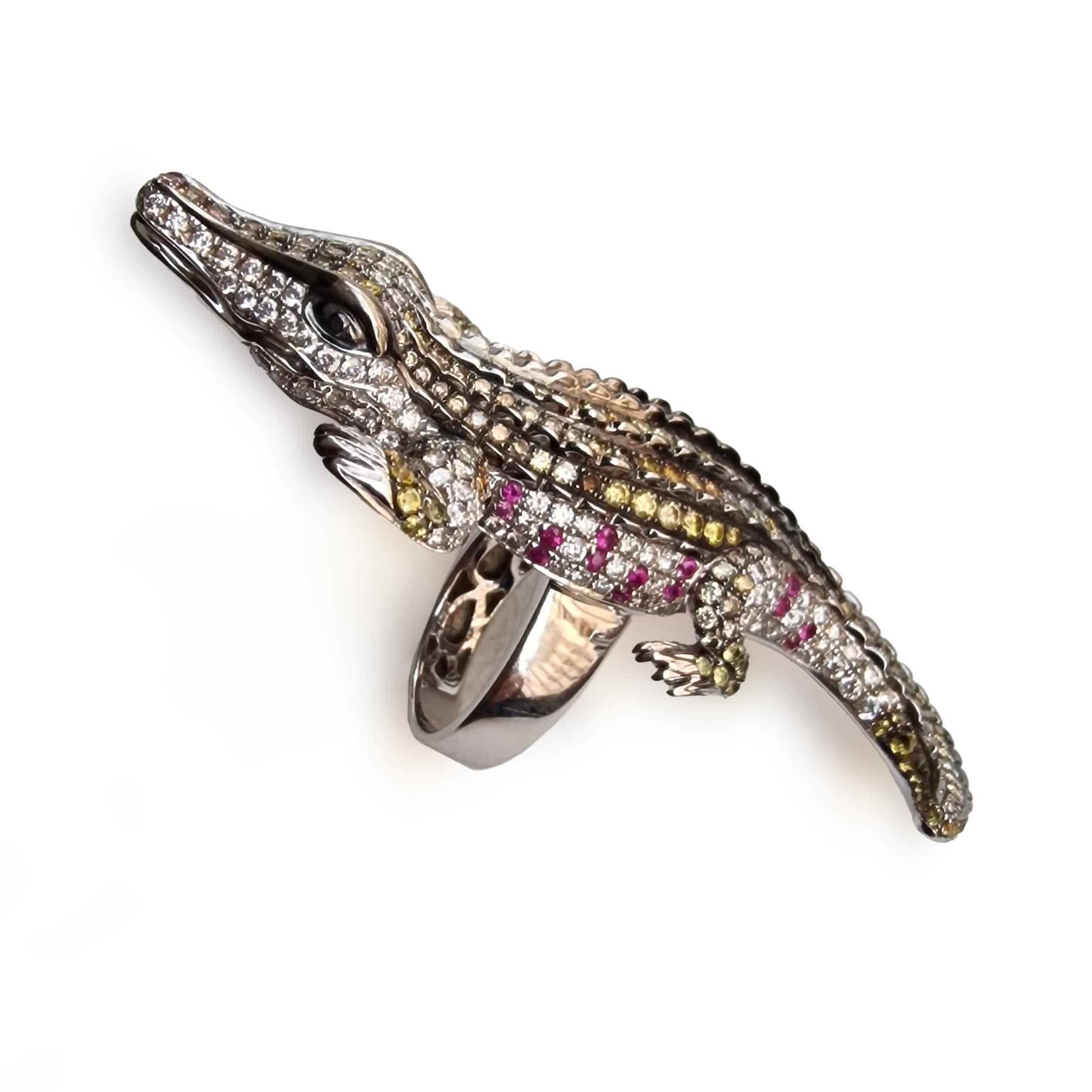 Crocodile Diamond White Gold 18K Ring.
Diamond approx. 3-4 carat.
Gross weight: 27.66 grams
Ring size: 6 1/2

Crocodile measurements: 
Length: 6.80 centimeters
Width: 3.00 centimeters
Height: 1.00 centimeters