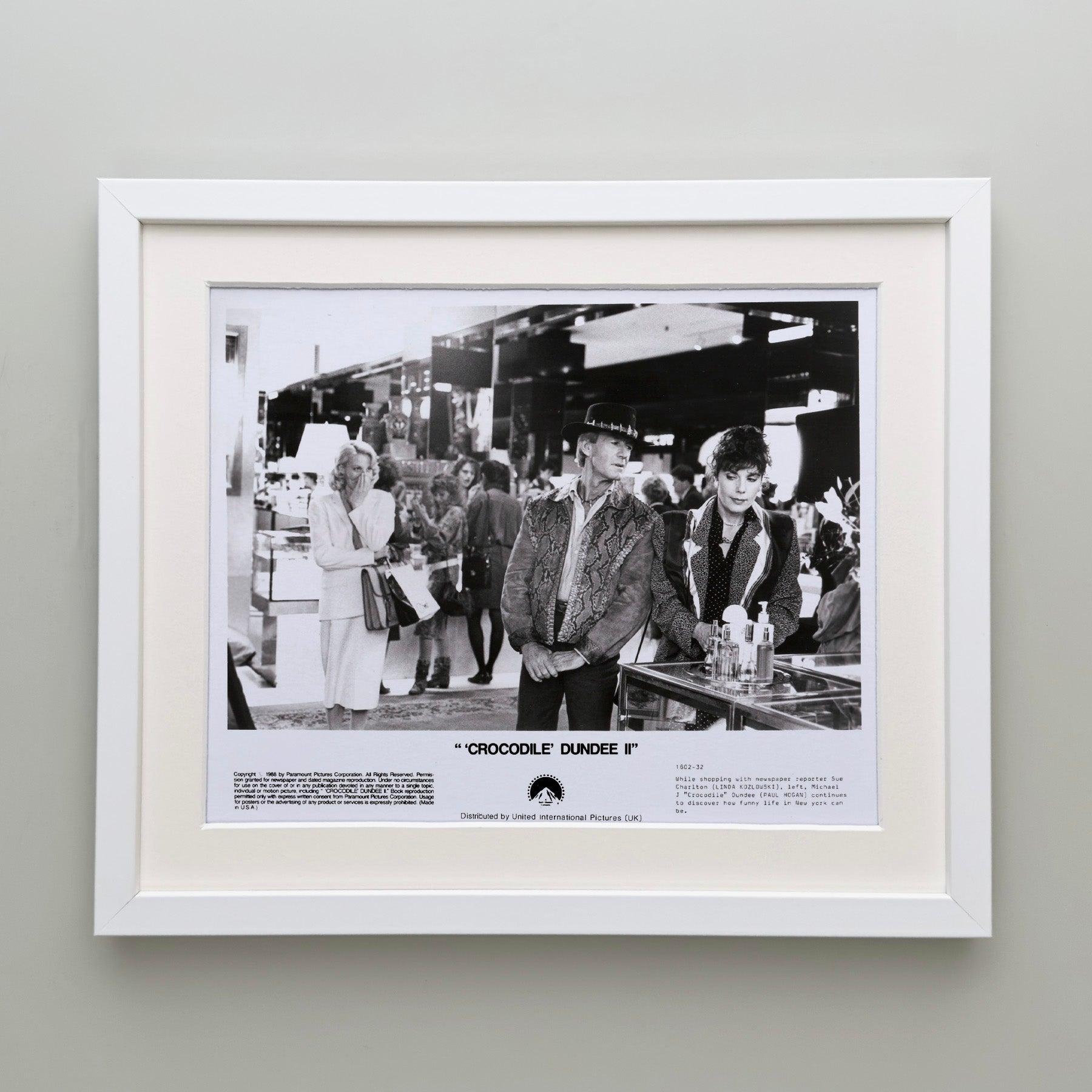 Crocodile Dundee 2 1988 Publicity Film Movie Press Still Framed Excellent état - En vente à Bath, Somerset