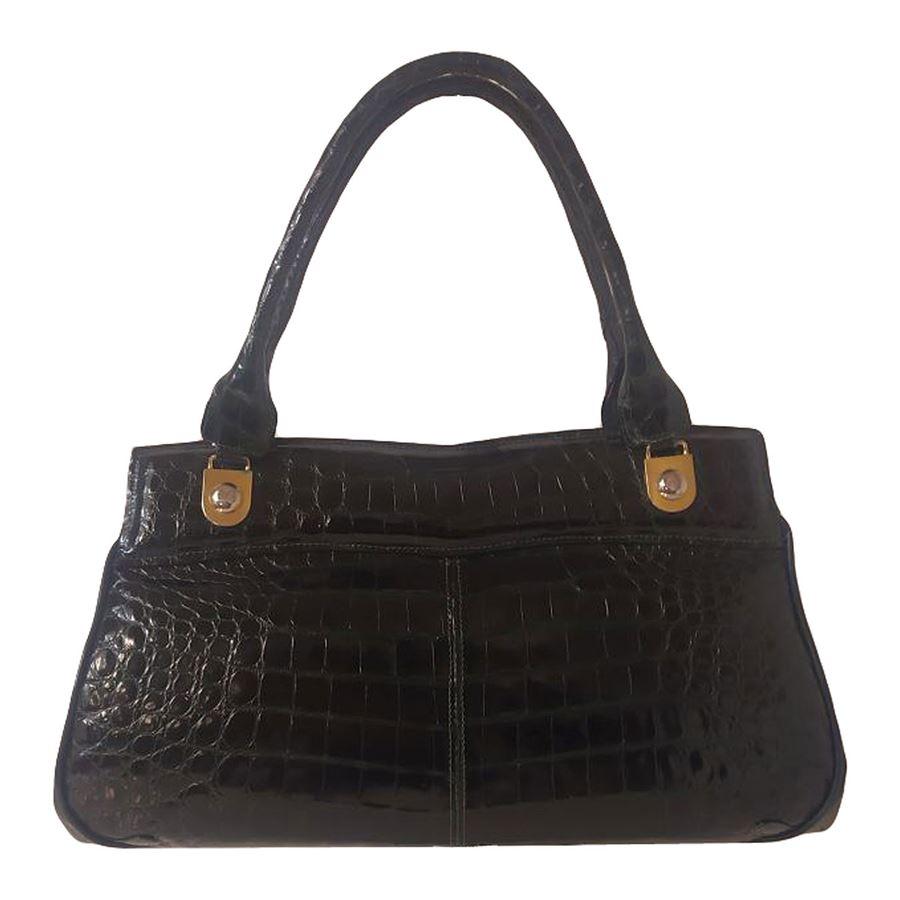 Vintage Echtes Krokodil Dunkelgrüne Farbe Zwei Griffe Goldene Metallbeschläge Zwei Innentaschen mit Reißverschluss Zusätzlich eine Tasche Cm 42 x 24 x 8 (1653 x 944 x 314 Zoll) Guter Zustand in Anbetracht des Alters

