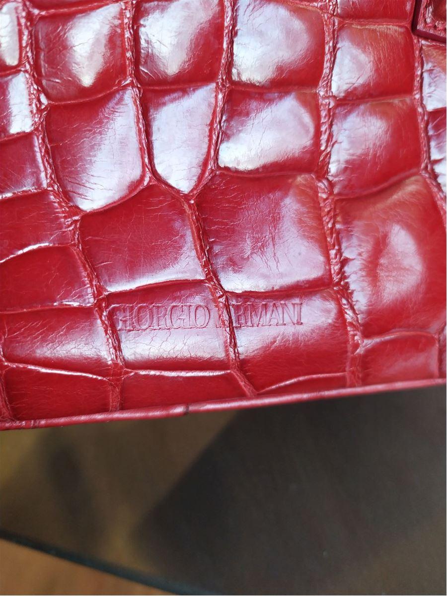 Real crocodile Red color Two handles Zip closure One internal zip pocket Additional one pocket Interior leather lining Cm 20 x 15 x 7 (787 x 590 x 275 inches) Presence of few spots on the outside see pictures
