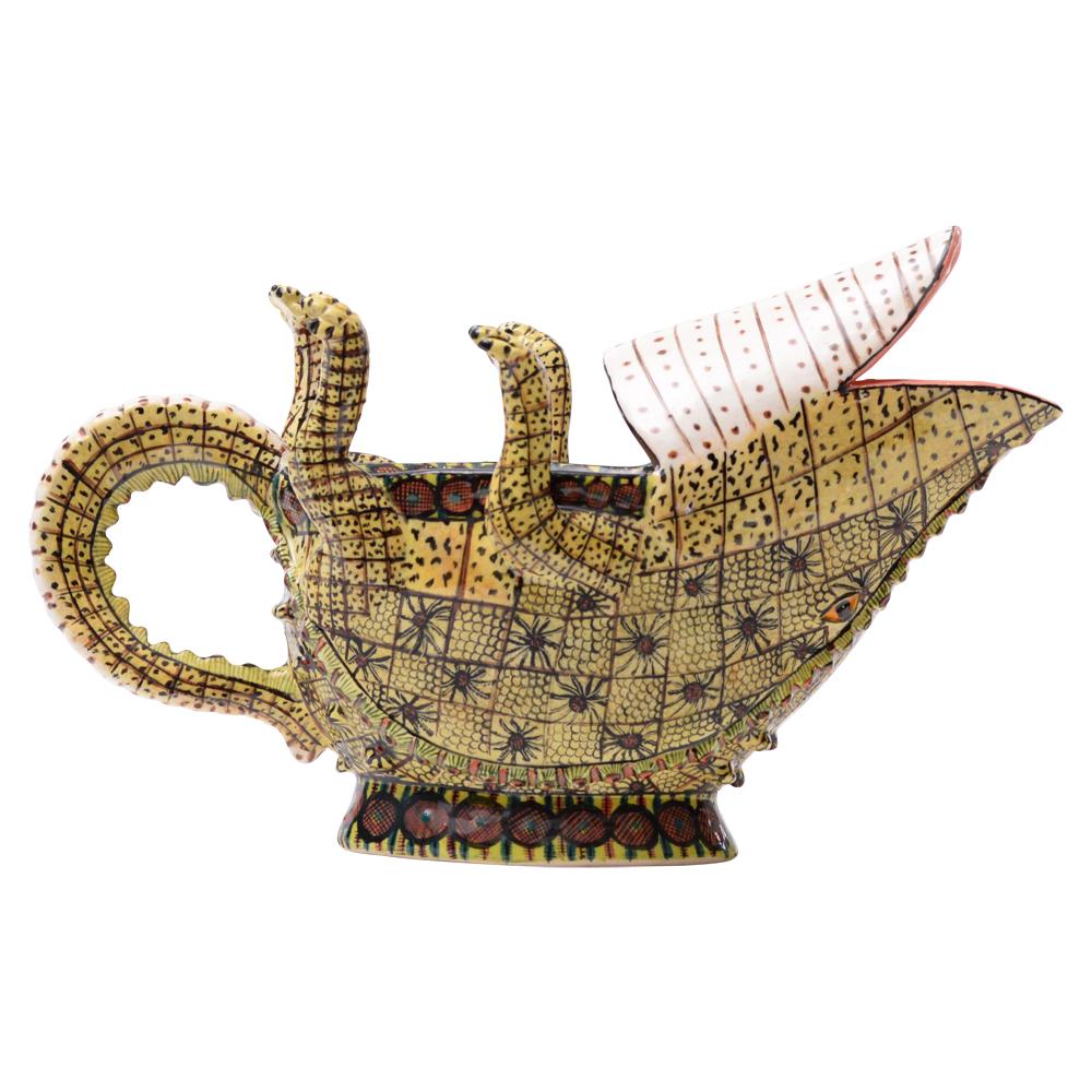 Krokodilkrug von Ardmore Ceramics. Handgefertigt von Octavia Mazibuko und handbemalt von Fiko Mfuphi in Südafrika. Messen 11 Zoll hoch 5 Zoll in der Länge und 4 Zoll in der Breite.