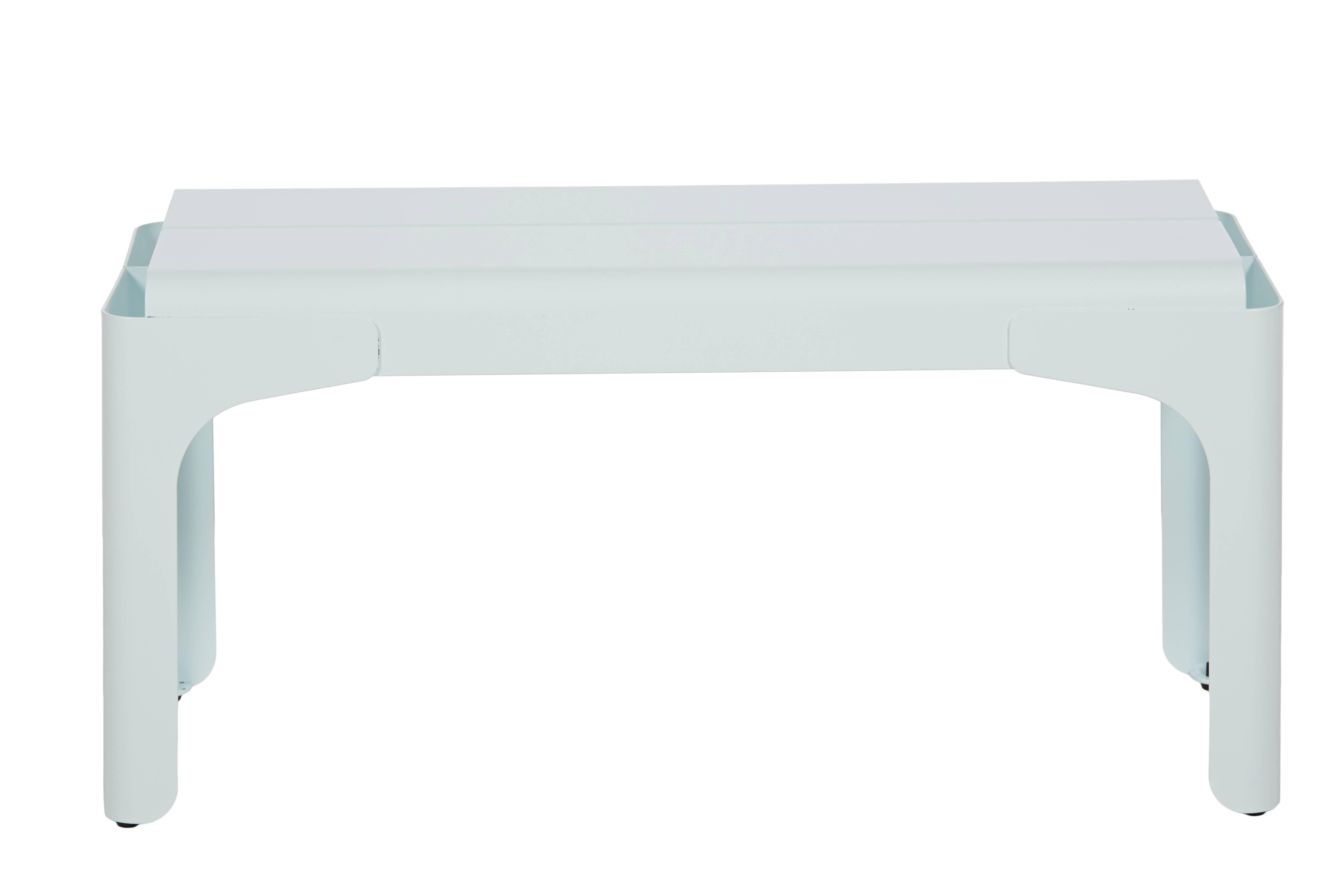 The perfect partner to the Rhino desk, the little crocodile bench, designed by Normal Studio, shows all of Tolix’s expertise and experience in folding metal. Its pure and rounded contours ensure a child’s comfort. Extremely solid, it can be passed
