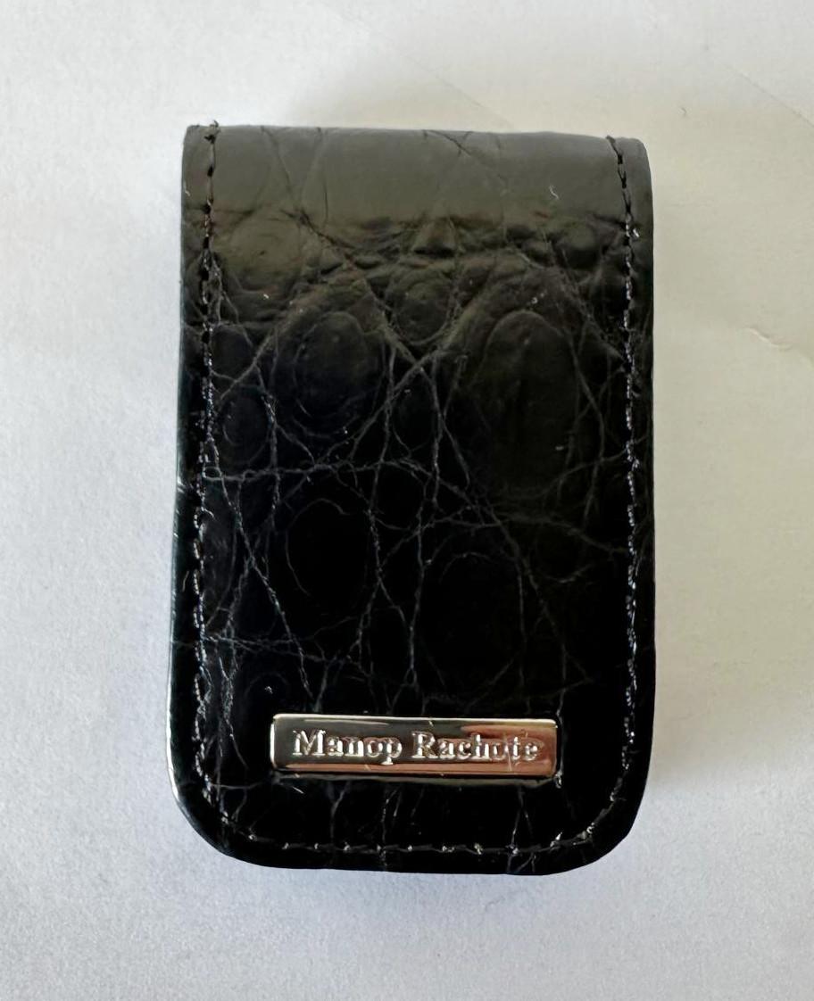 Fermasoldi magnetico in vera pelle di coccodrillo nera opaca con logo in metallo, in ottime condizioni da 21st Century
Larghezza: 1,5 pollici / Altezza: 2,5 pollici
1 disponibile in magazzino a Los Angeles
Numero di riferimento dell'ordine: AS002