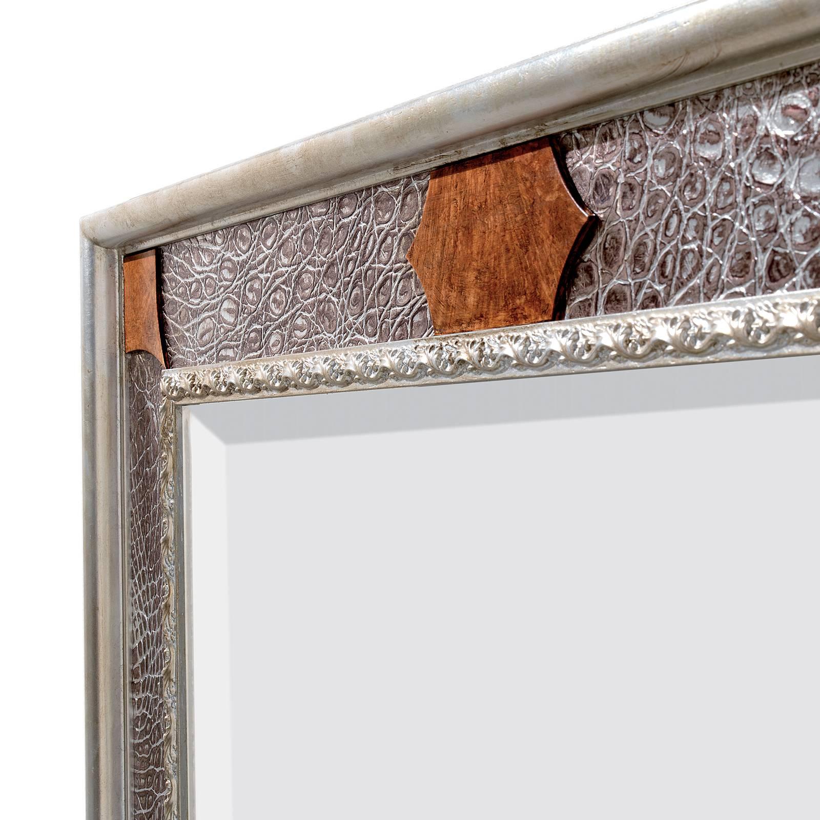 This superb mirror is a stunning piece of functional decor that will enrich the look of an entryway, flanked by two contemporary sconce, or an eclectic living room, displayed on a mantle piece. This magnificent object features a wooden structure