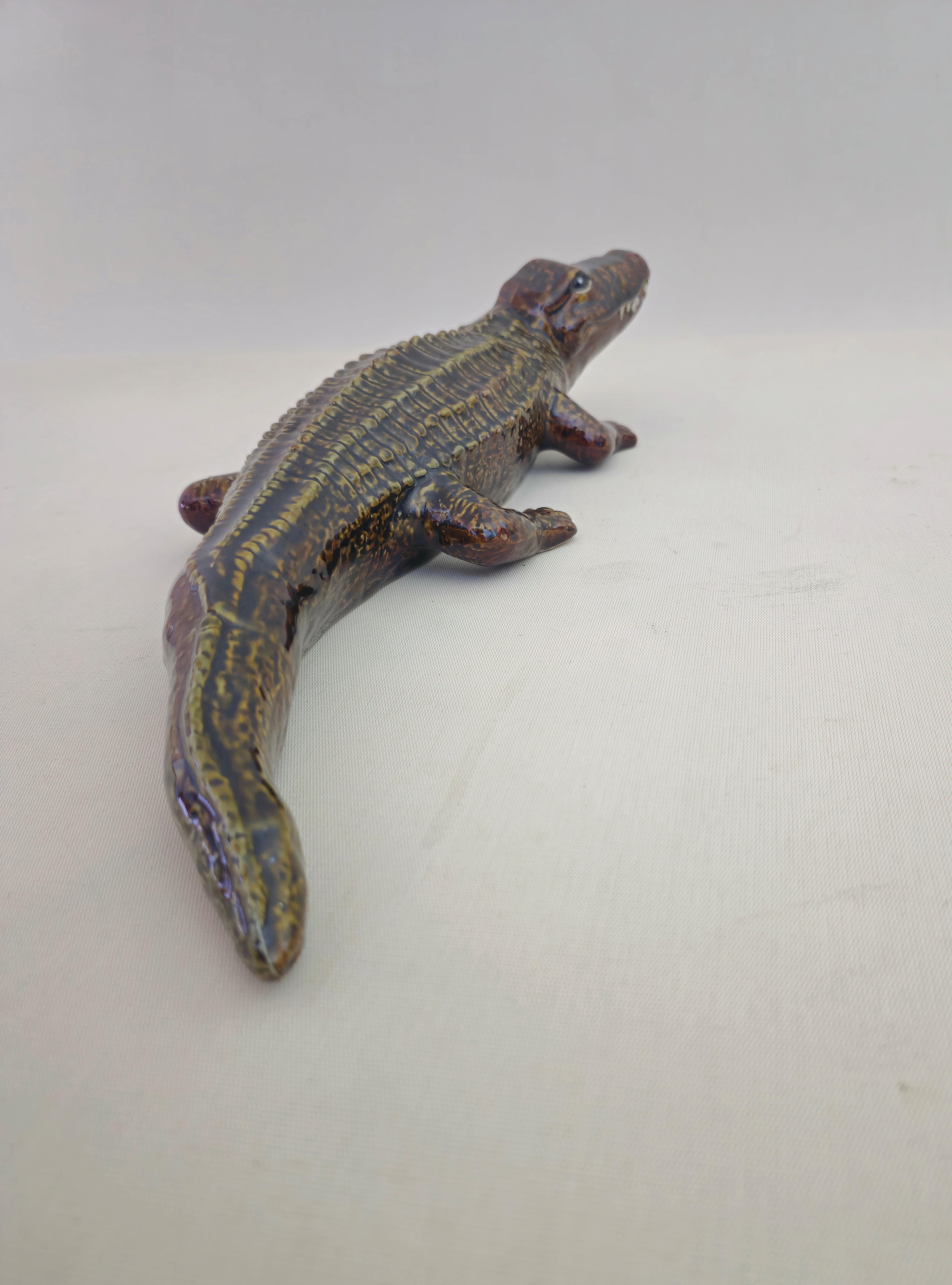 Sculpture en majolique émaillée polychrome crocodile mi-siècle moderne Italie années 60 en vente 5