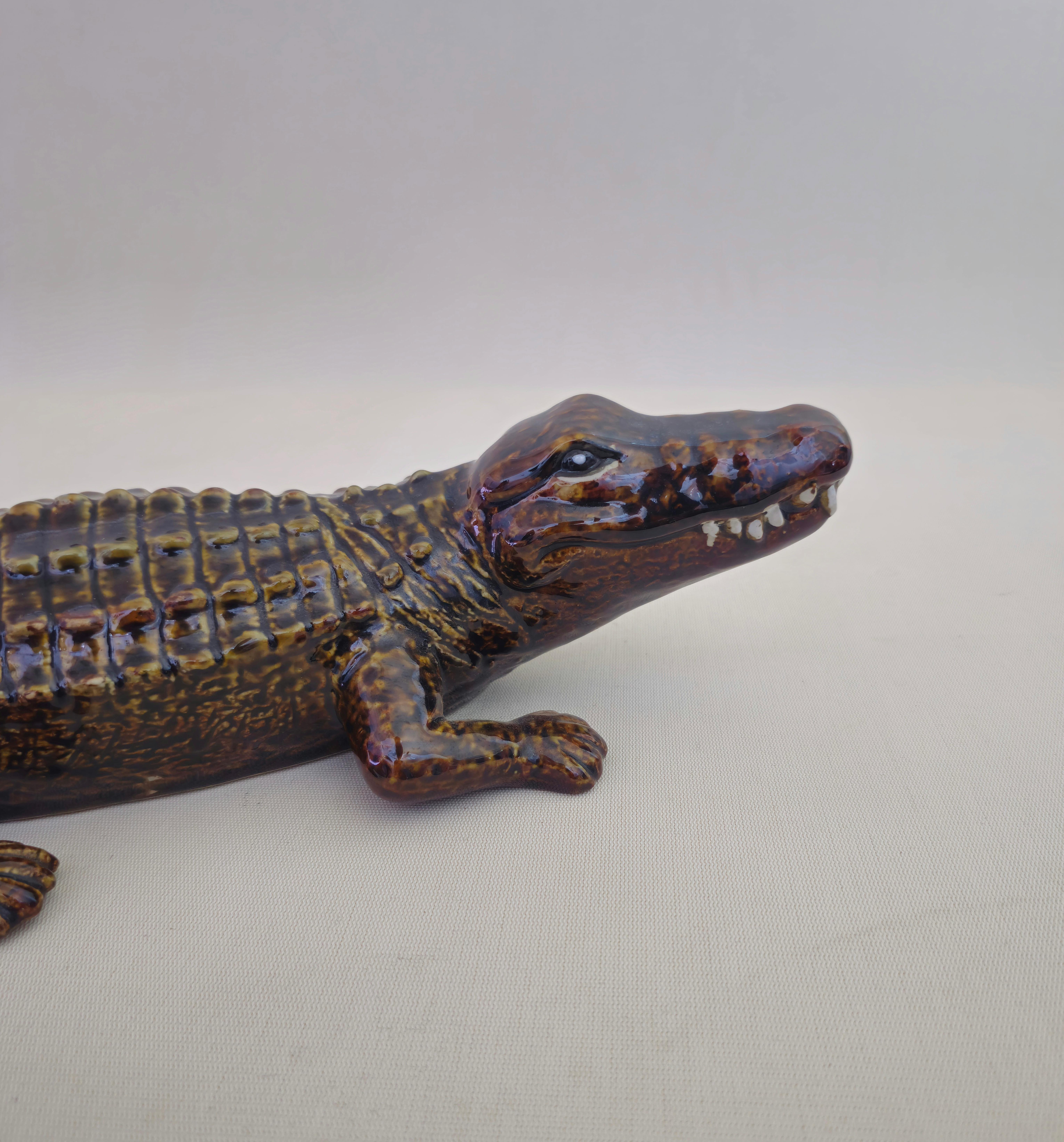 Crocodile, sculpture en majolique émaillée polychrome de taille considérable. Numéro de série gravé.  Veuillez regarder attentivement la vidéo et les photos, merci.

Poids : 1,065 KG

NOTE : Nous offrons à nos clients un service excellent et
