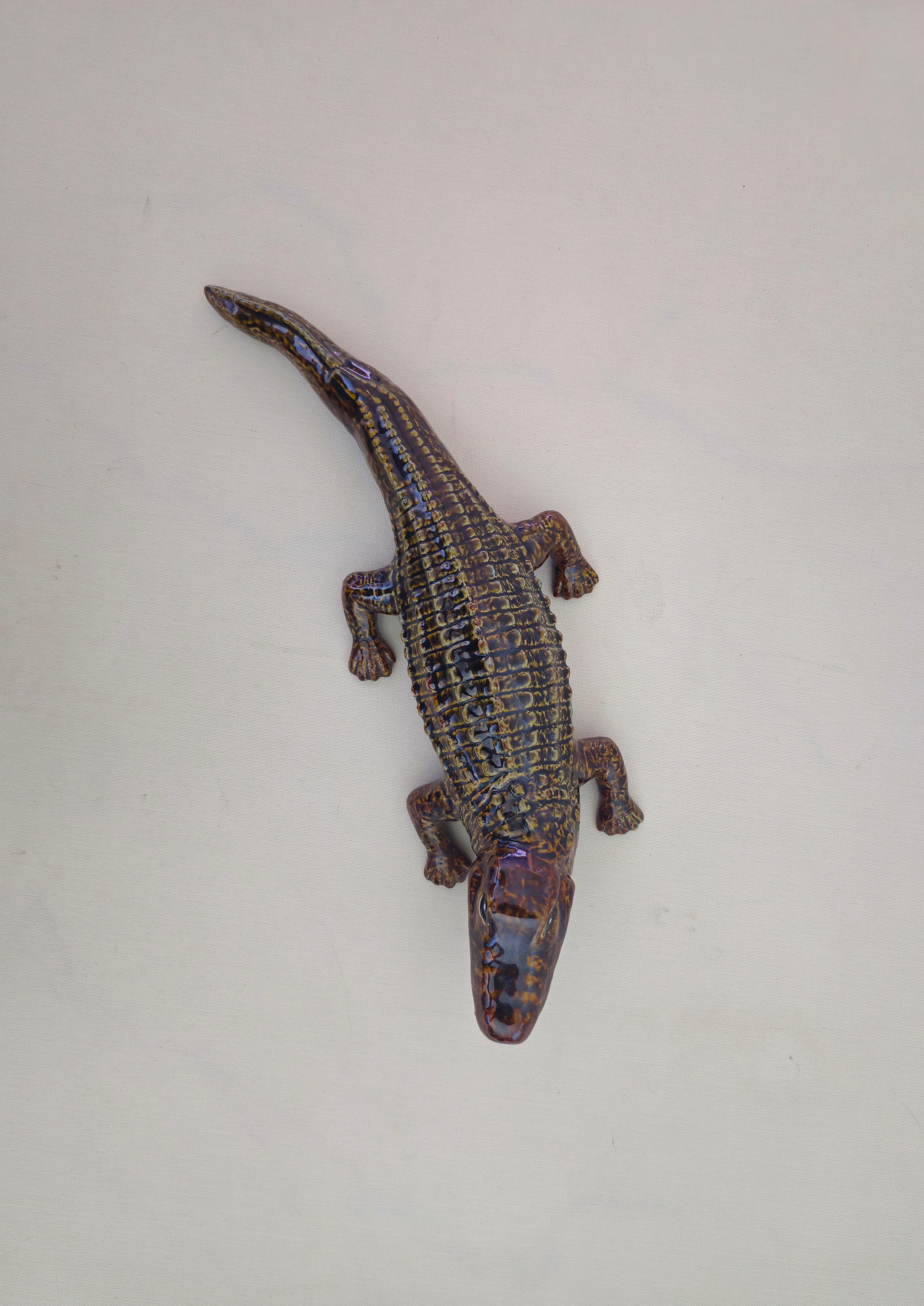 Mid-Century Modern Sculpture en majolique émaillée polychrome crocodile mi-siècle moderne Italie années 60 en vente