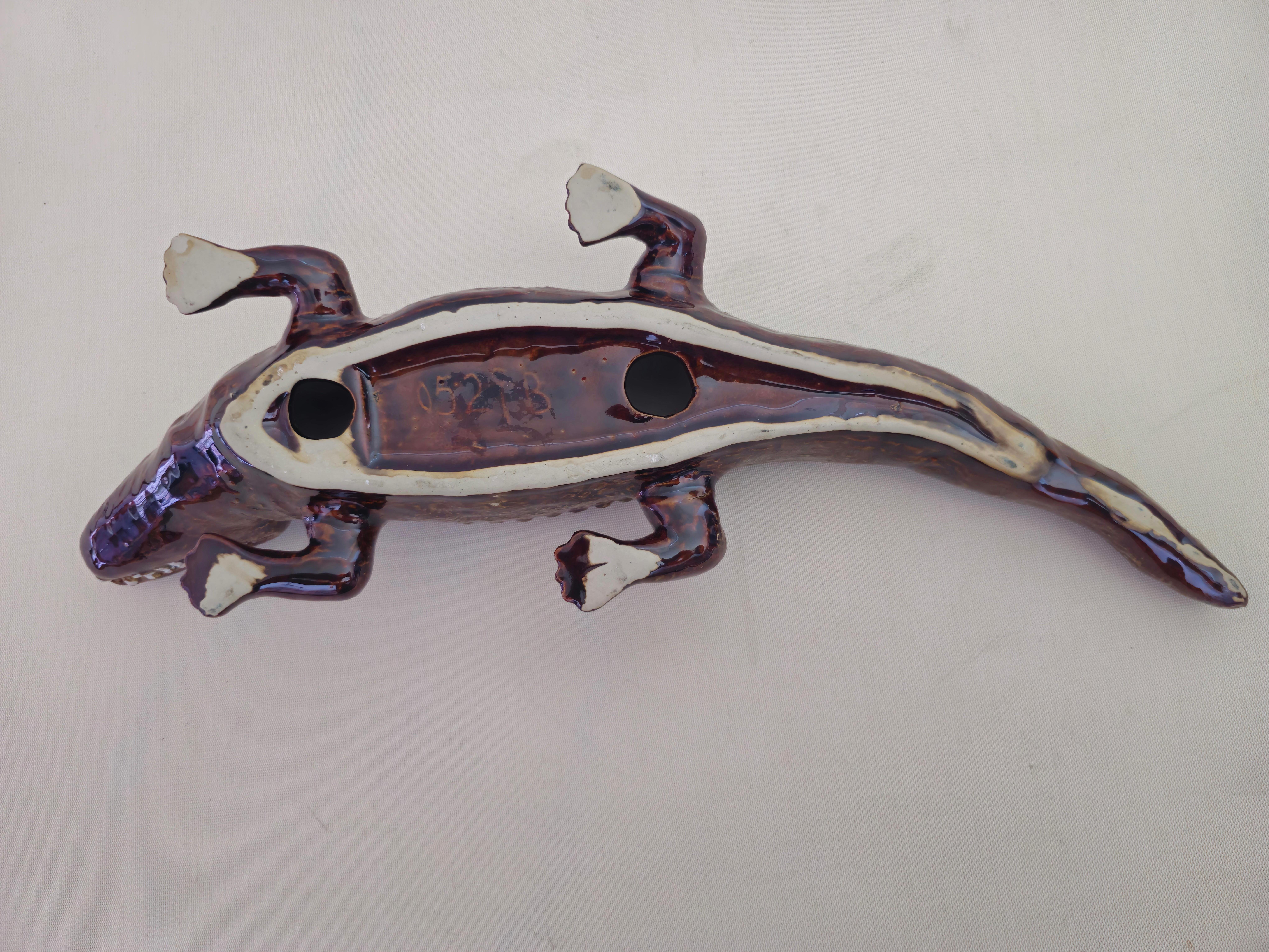 italien Sculpture en majolique émaillée polychrome crocodile mi-siècle moderne Italie années 60 en vente