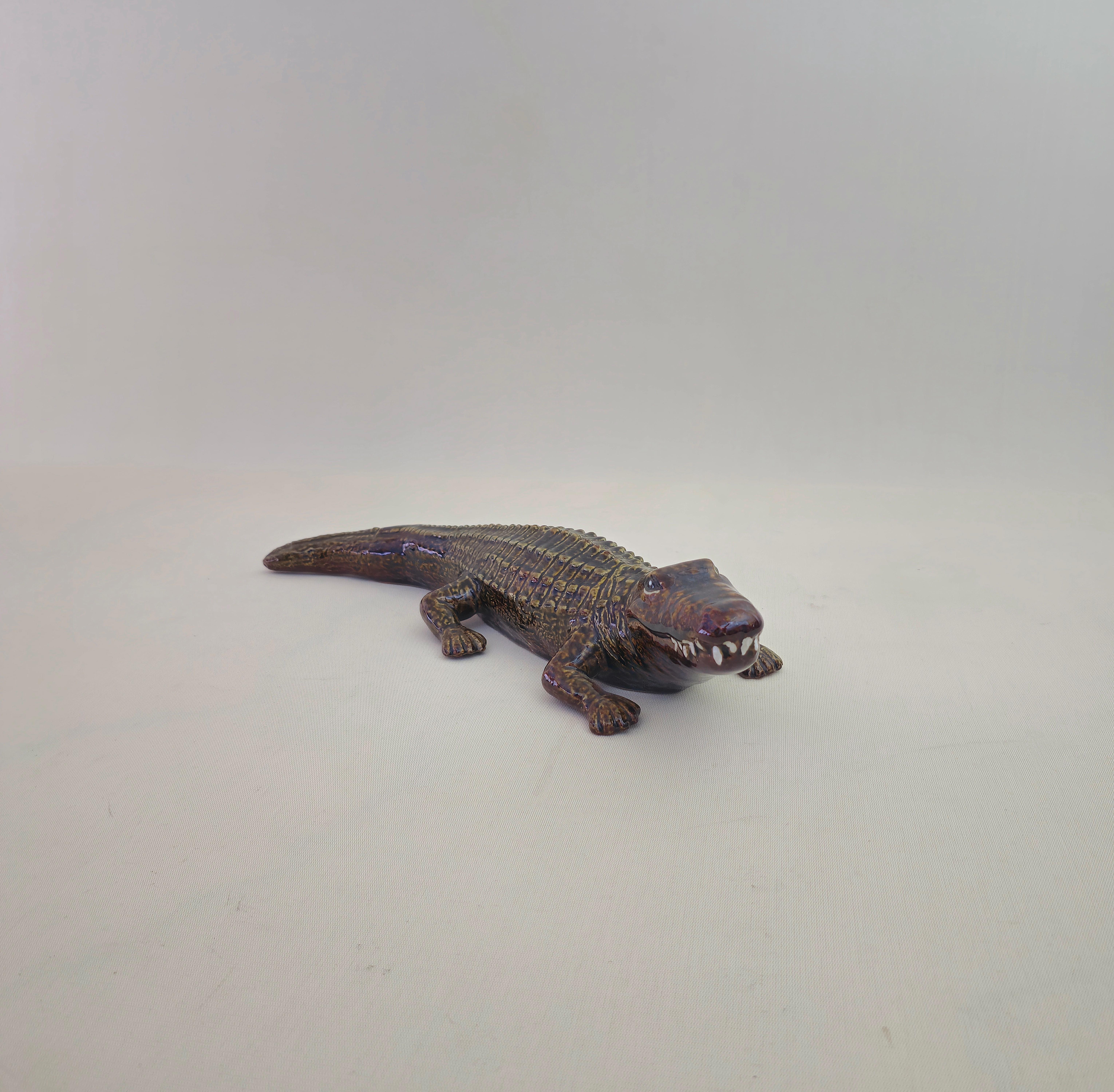 Sculpture en majolique émaillée polychrome crocodile mi-siècle moderne Italie années 60 Bon état - En vente à Palermo, IT