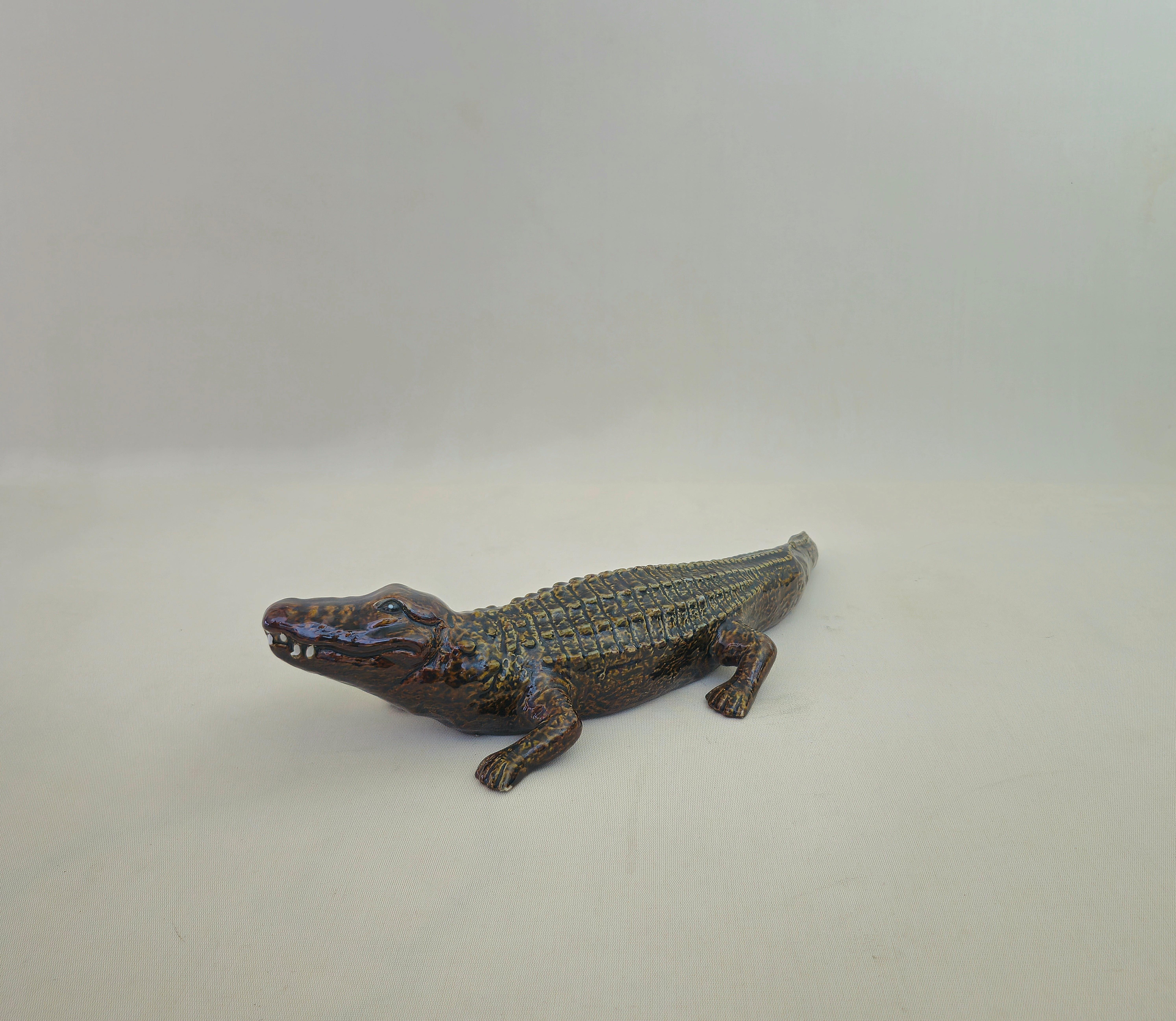 20ième siècle Sculpture en majolique émaillée polychrome crocodile mi-siècle moderne Italie années 60 en vente