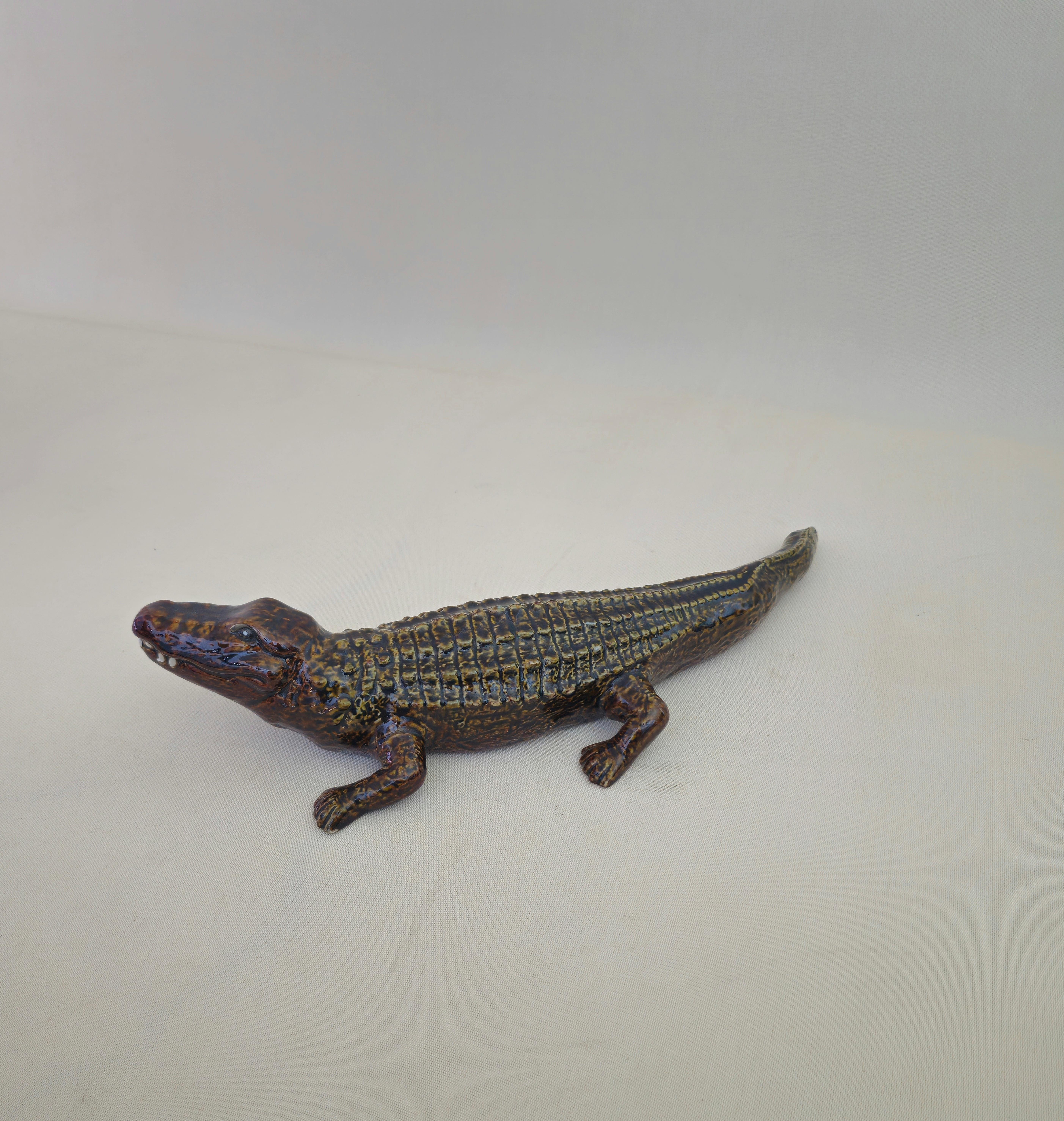 Céramique Sculpture en majolique émaillée polychrome crocodile mi-siècle moderne Italie années 60 en vente