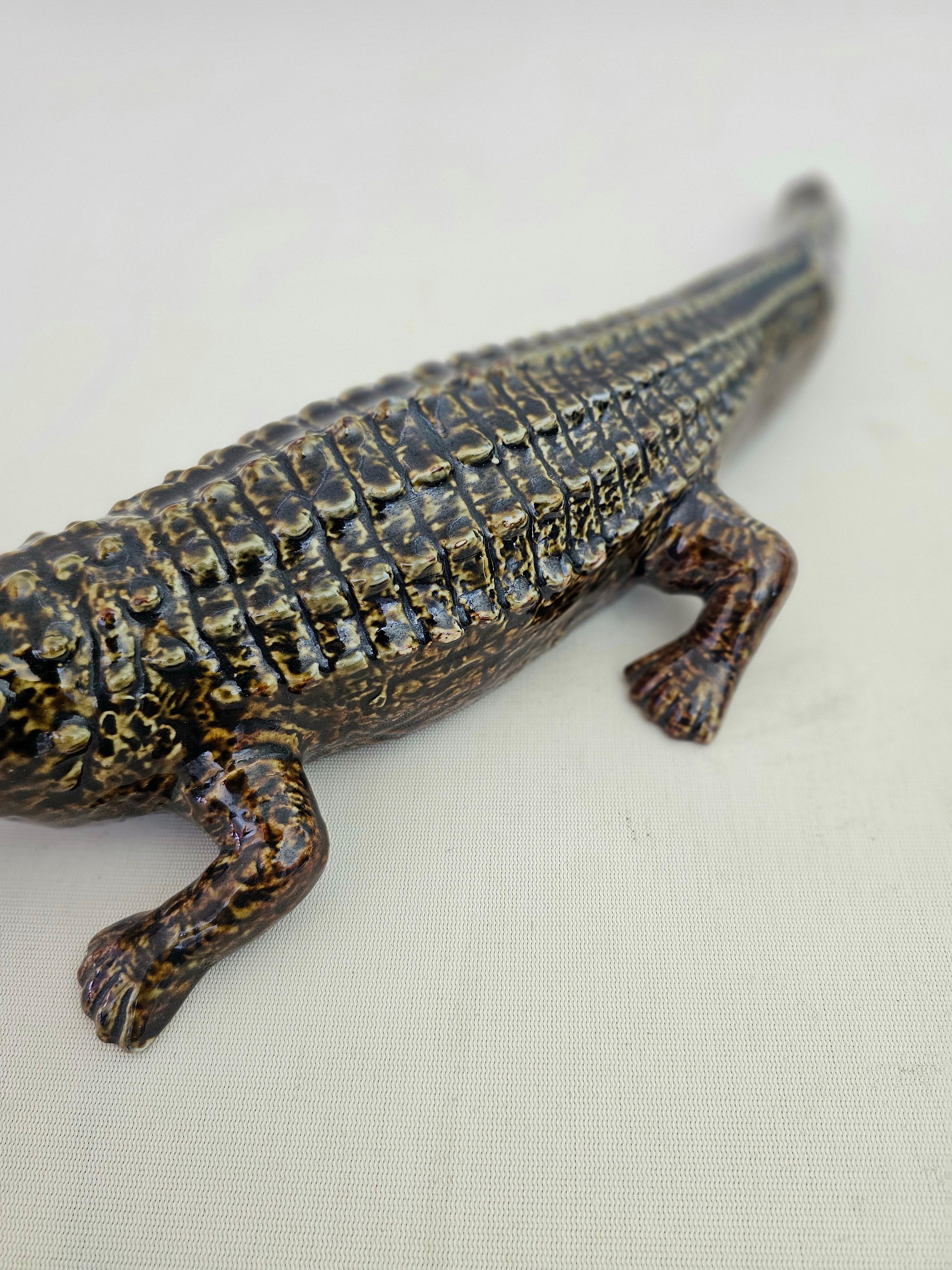 Sculpture en majolique émaillée polychrome crocodile mi-siècle moderne Italie années 60 en vente 1