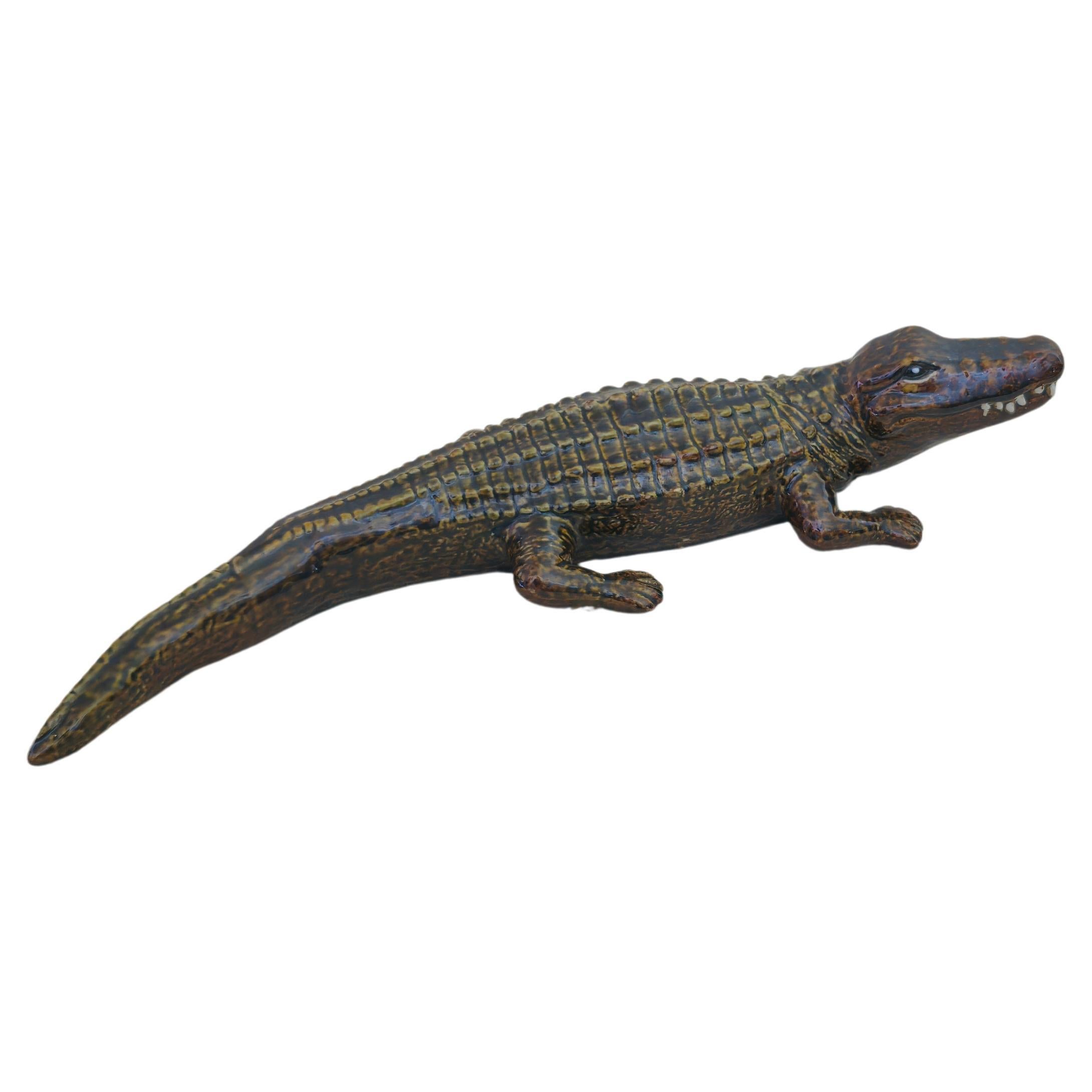 Sculpture en majolique émaillée polychrome crocodile mi-siècle moderne Italie années 60