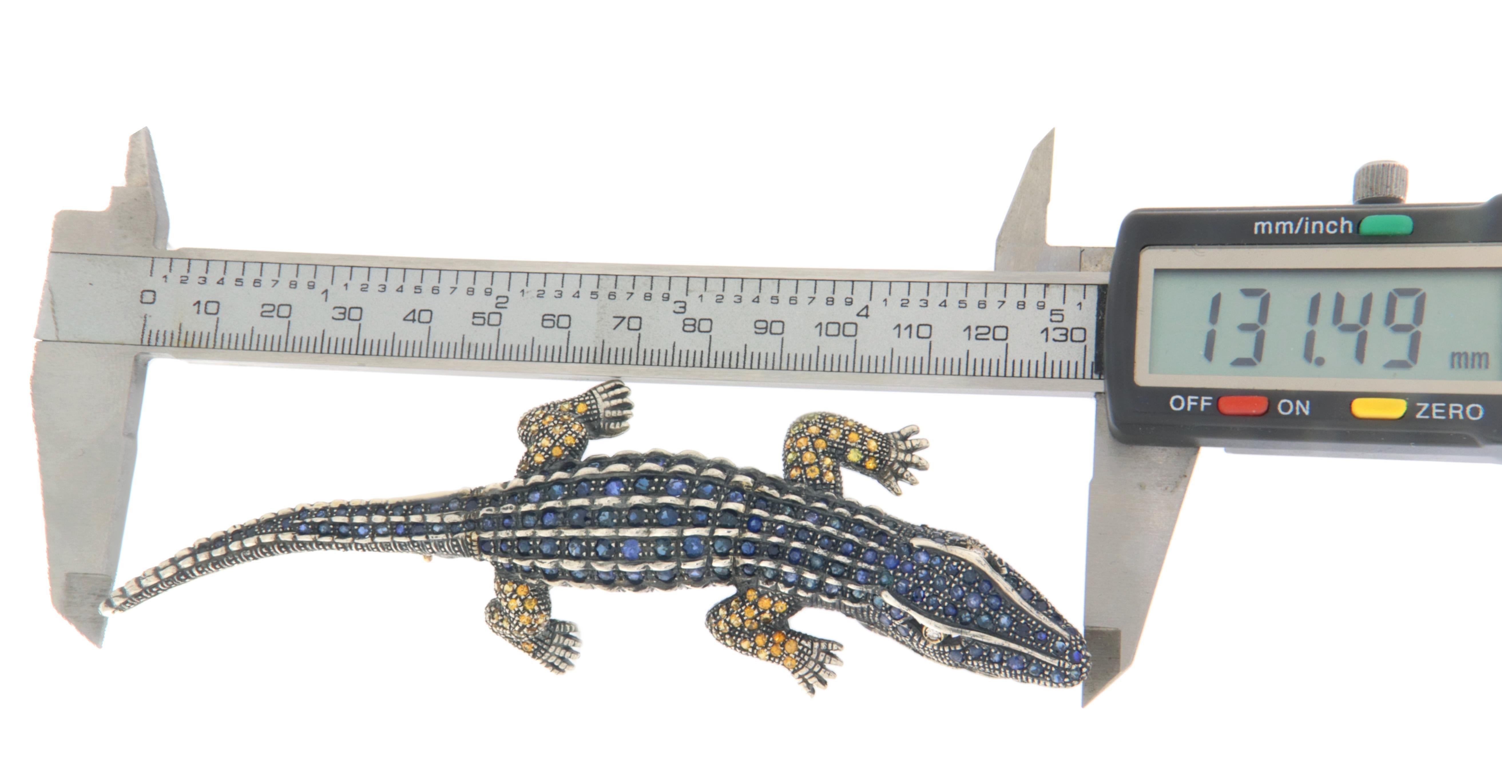 Elegant vintage crocodile-shaped brooch crafted in 14-carat yellow gold and 800 thoushsands silver, a true masterpiece of craftsmanship and sophistication. This finely detailed creation depicts a crocodile richly adorned with an extraordinary pavé