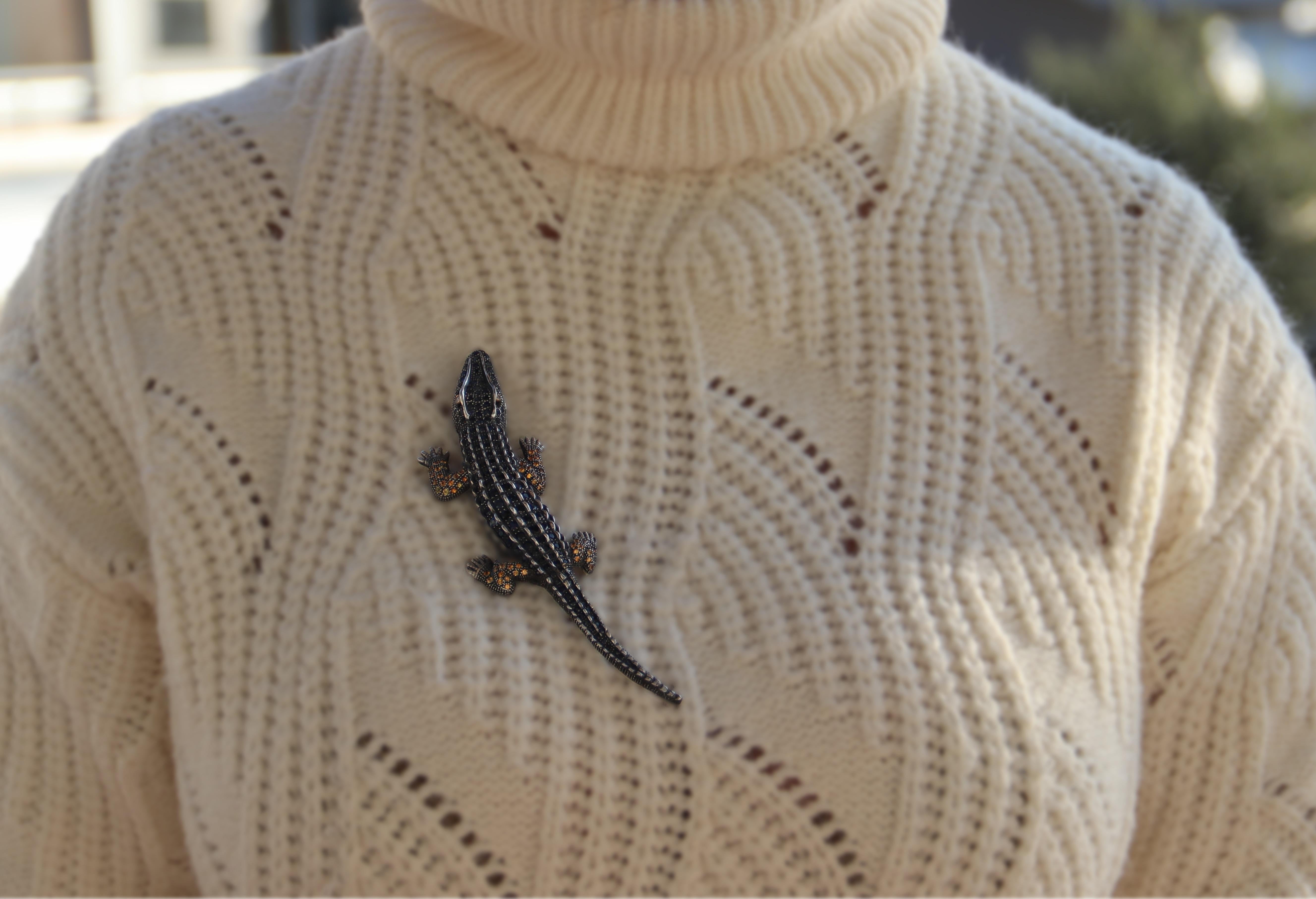 Crocodile Sapphires Diamonds 14 Karat Yellow Gold Brooch For Sale 1