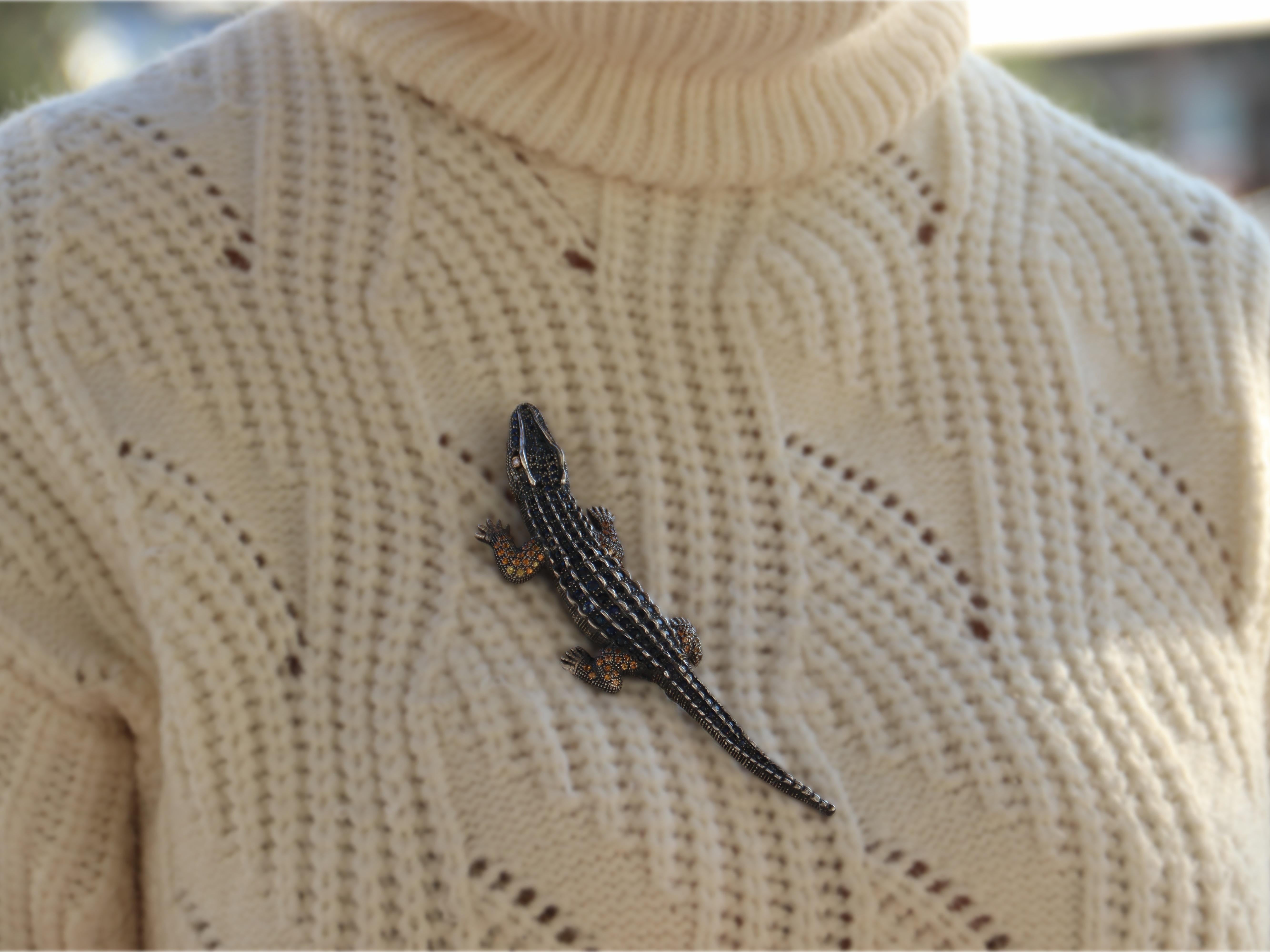 Crocodile Sapphires Diamonds 14 Karat Yellow Gold Brooch For Sale 2
