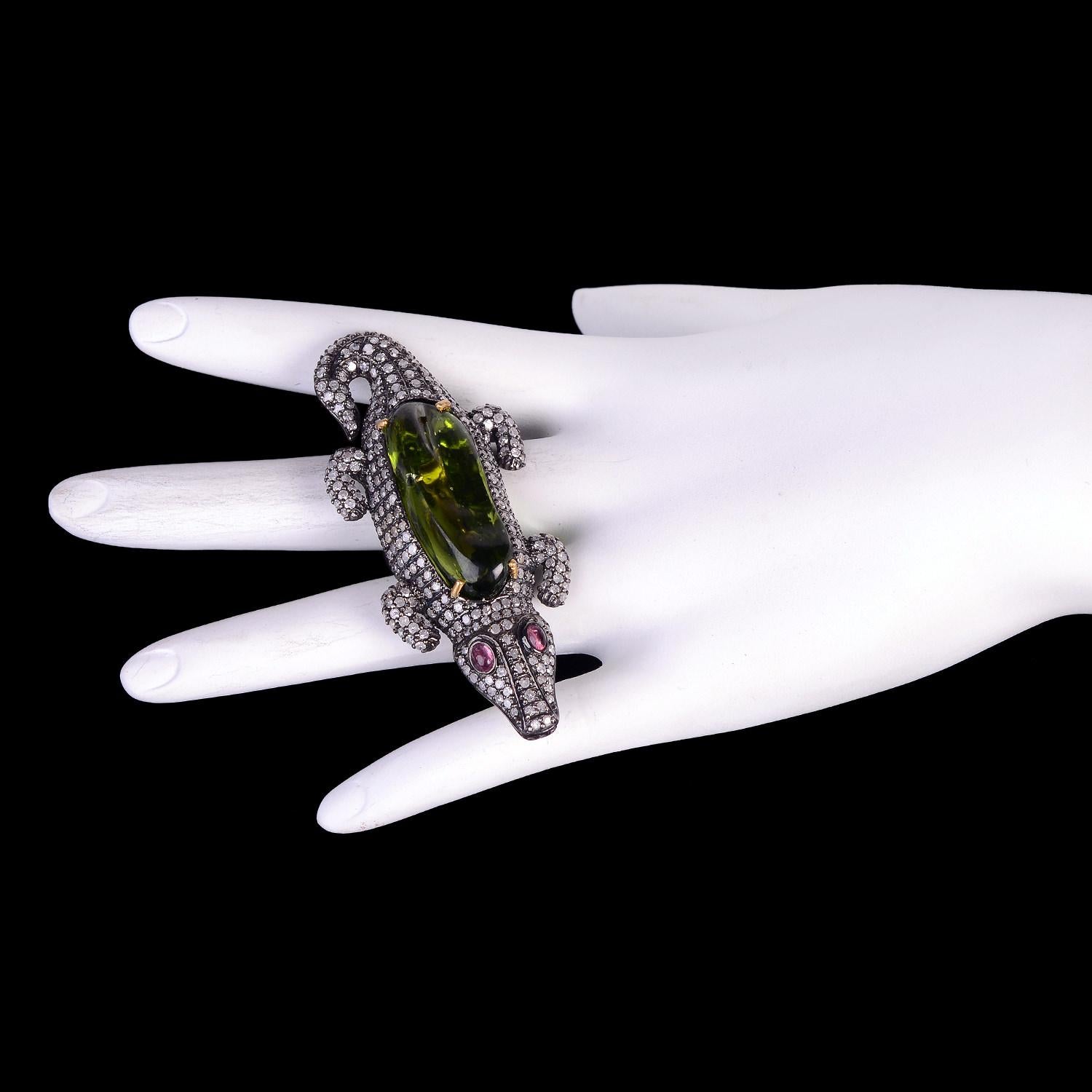 Krokodilförmiger Ring mit zwei Fingern und Peridot und Turmalin mit Pavé-Diamanten (Gemischter Schliff) im Angebot
