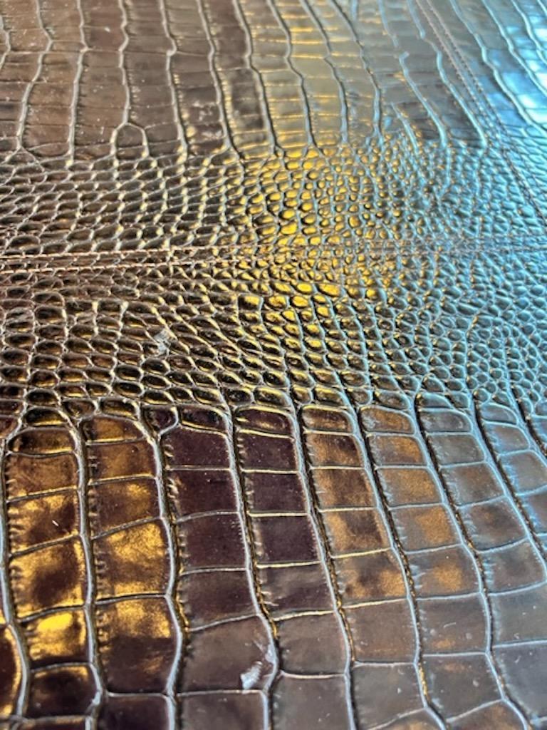 Table de cocktail carrée en cuir marron chocolat estampillé crocodile Stitch by Stitch  en vente 2