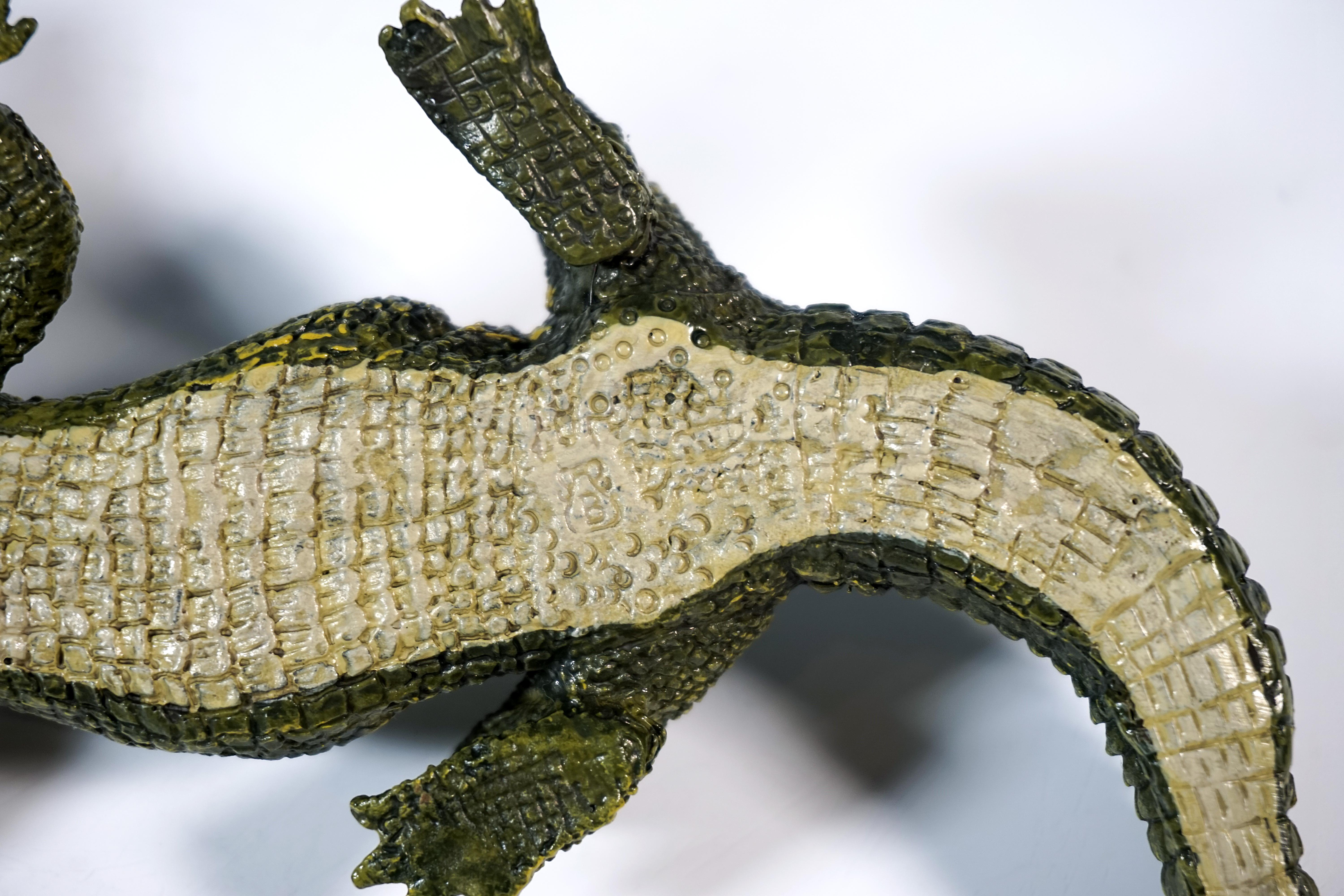 Inizio XX secolo Coccodrillo con fanciulla nel ventre, bronzo originale viennese, di Bergmann, 1900 ca. in vendita