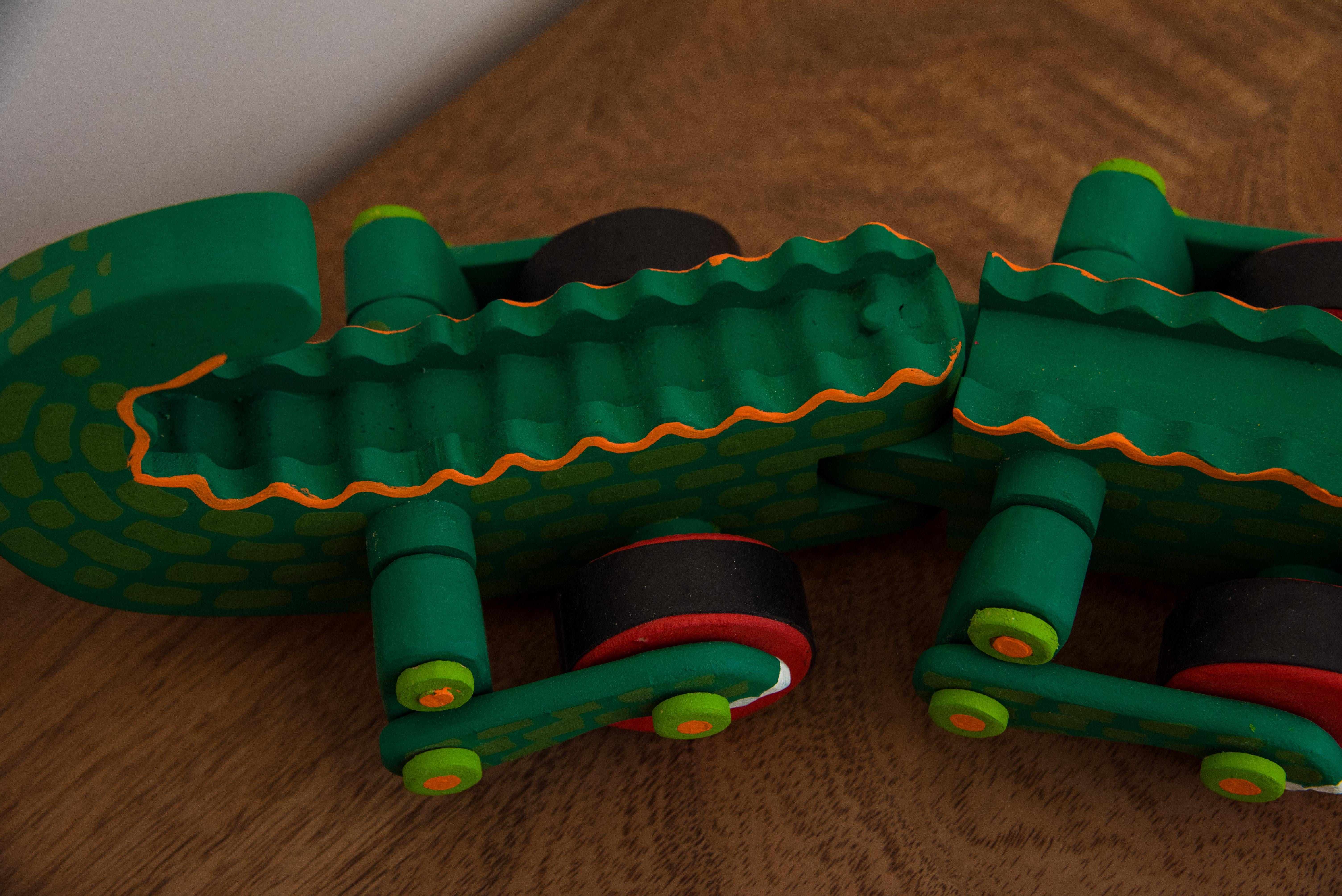 Krokodil Wood Toy Mexikanische Volkskunst Handbemalt Kunsthandwerkliche Figur Mechaniker (Arts and Crafts) im Angebot